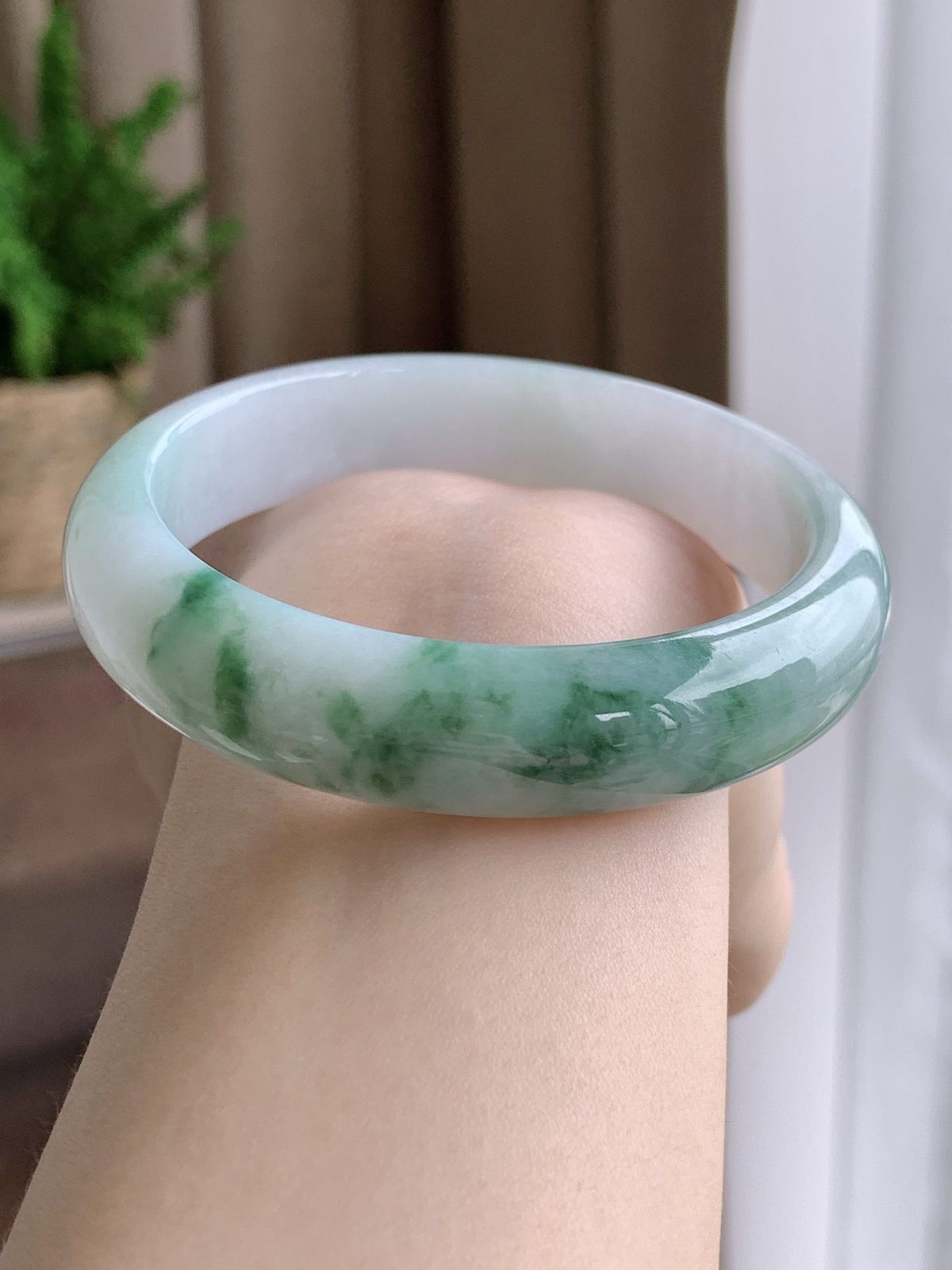 【手镯】正圈 圈口 54 55
【尺寸】55.1-13.2-7.3
【说明】冰飘花 烟雨江南 种老细腻 缅甸A货翡翠 完美