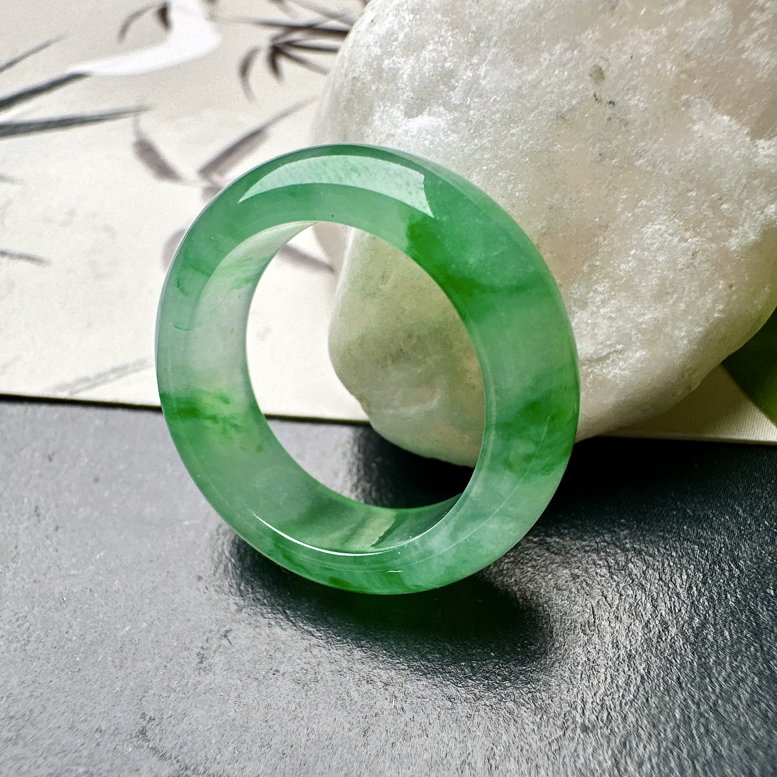 【冰种飘绿戒圈】难得的冰润度，难得的好颜色，韵味十足，古色古香。也可当甜甜圈佩戴
