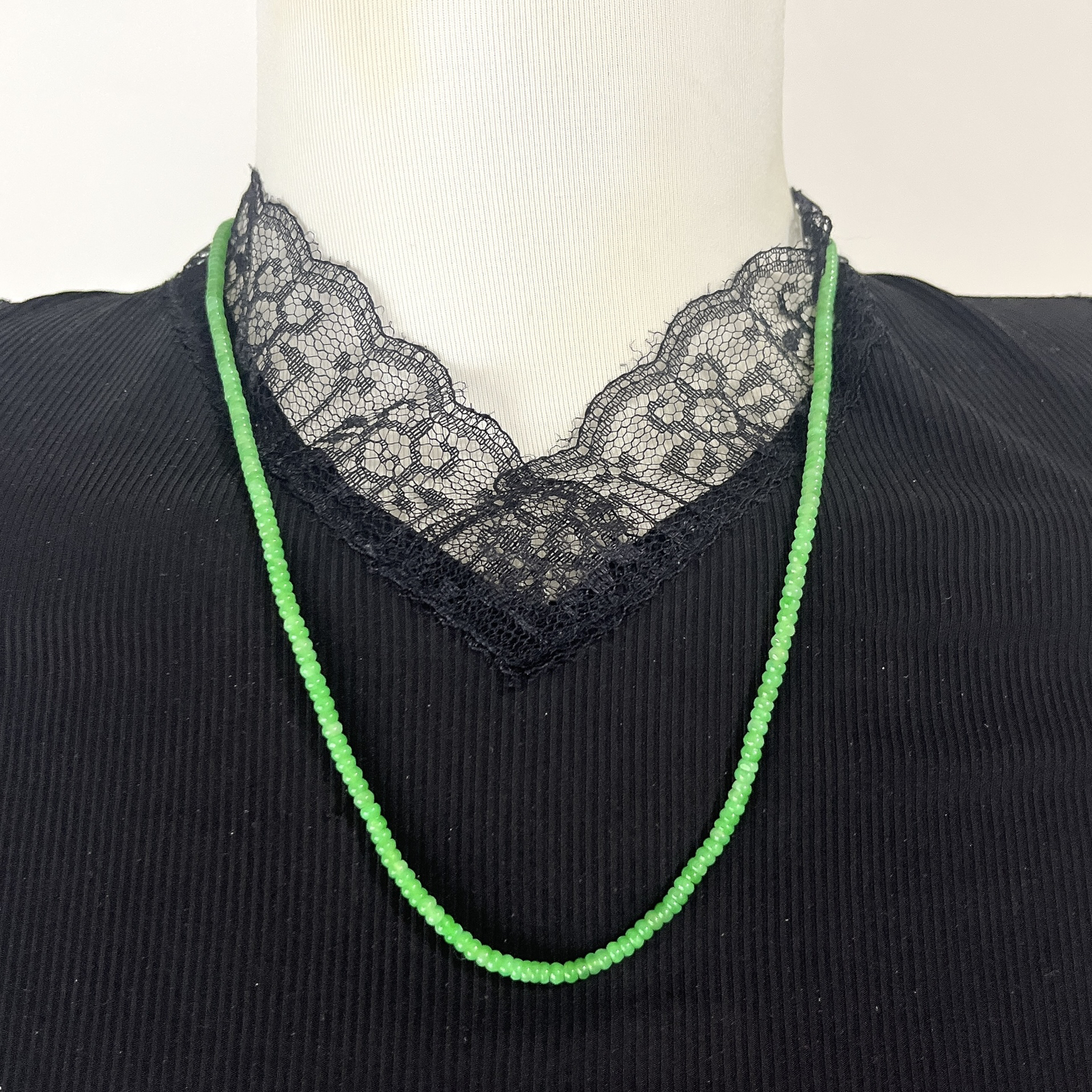 缅甸天然翡翠A货，卡3冰种满绿阳绿小算盘珠锁骨项链，尺寸：3mm/260颗，长度510mm，重量：10.18g