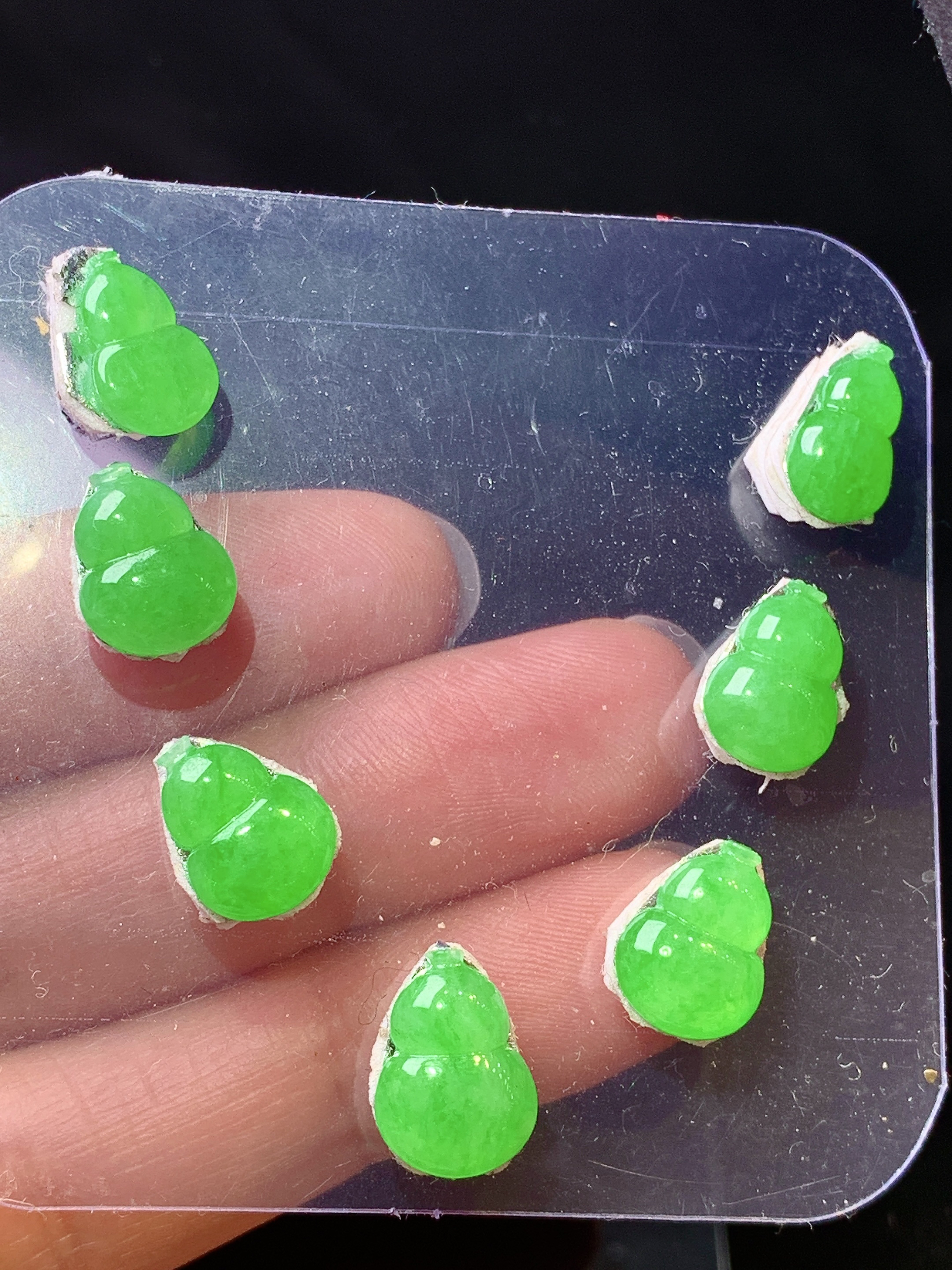 镶嵌款 翠绿葫芦一手 玉质细腻 色泽艳丽清新 水润亮眼 整体尺寸11.5*8.5*3j3