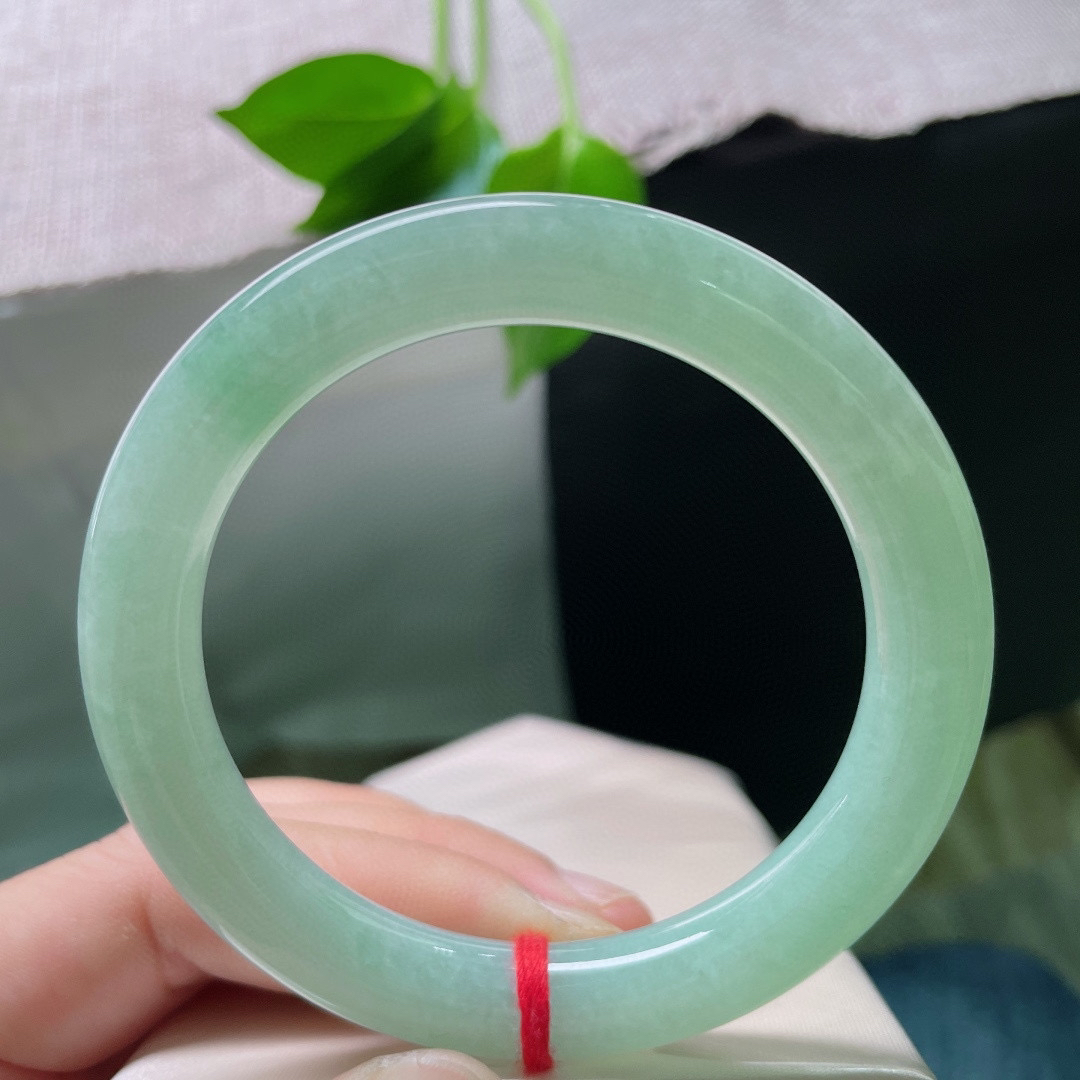 56.3/9.5，晴绿圆条，无暇