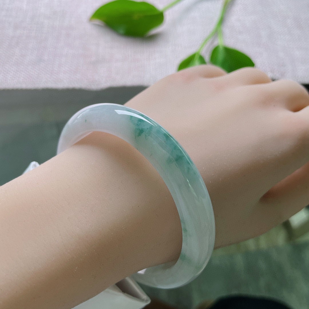 58.7/10.9/7.9。飘花正圈，白底，肉质细腻干净，洒金，细纹不影响