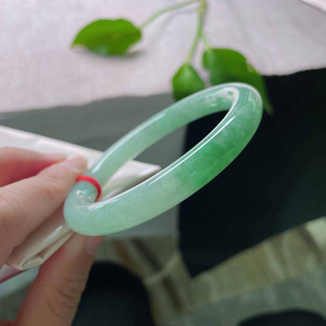 56.8/9，绿底圆条，颜色鲜艳夺目，佩戴贵气，温柔贤惠，水润