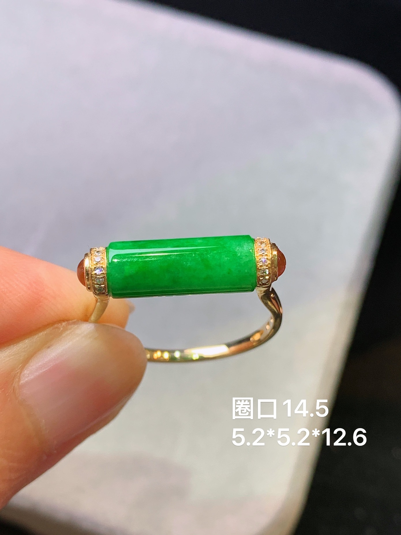 18k金钻镶嵌翠绿圆柱戒指 玉质细腻 色泽艳丽清新 水润亮眼 圈口14.5 整体尺寸5.2*12.6b1