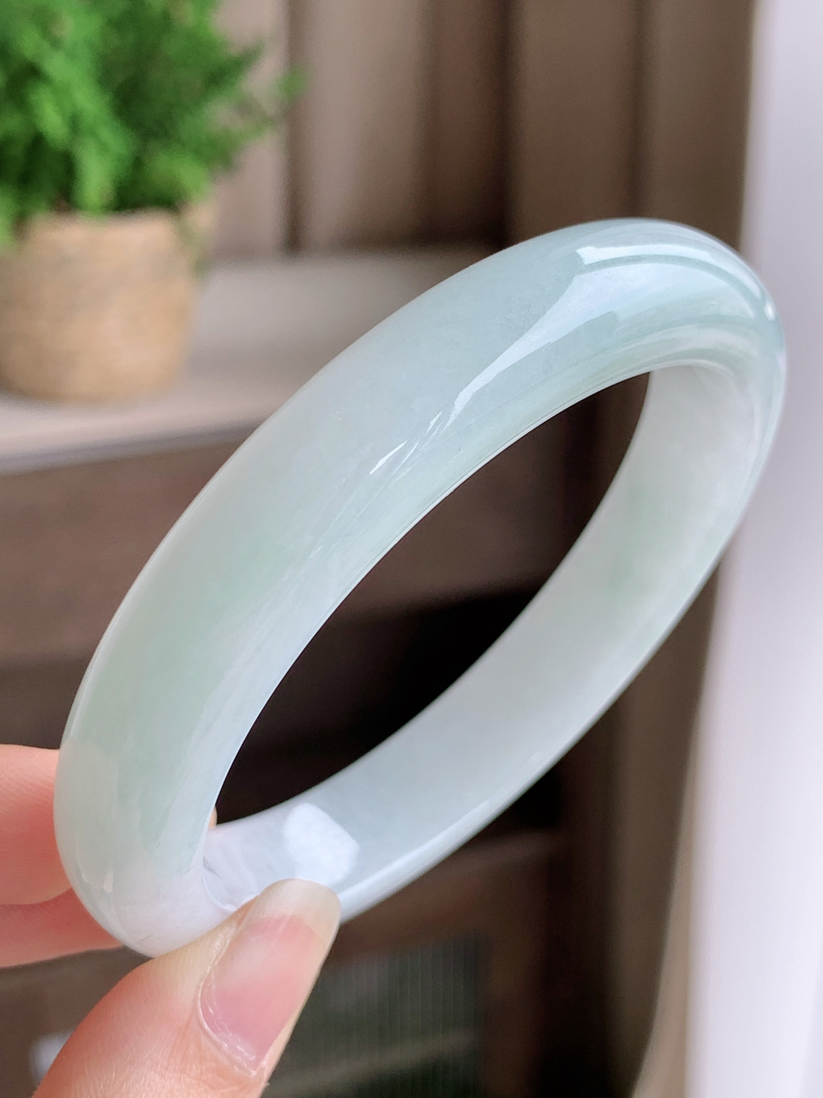 【手镯】正圈 圈口 60 61
【尺寸】60.6-12.4-8
【说明】白冰 糯冰奶白 种老细腻 缅甸A货翡翠 完美