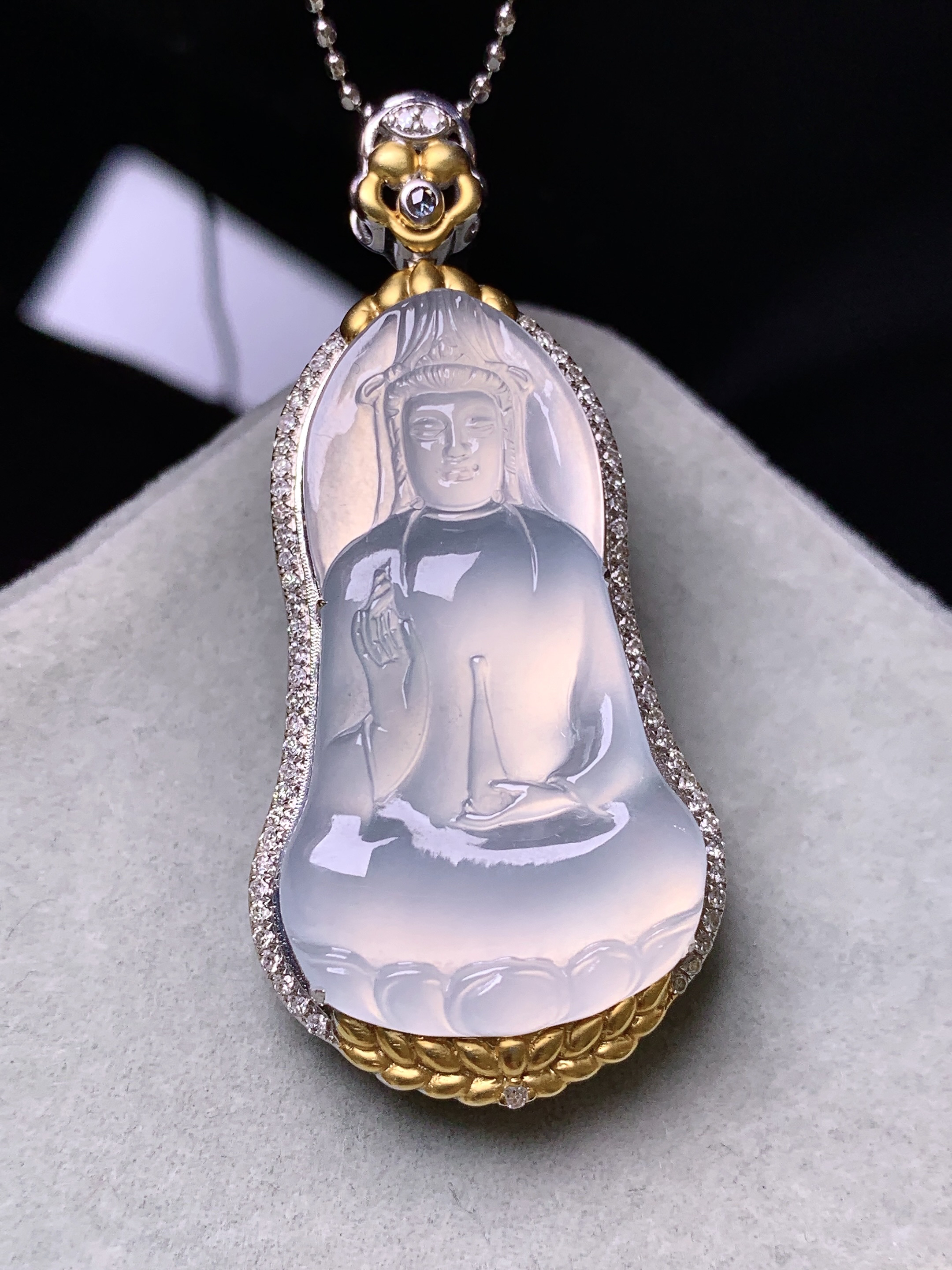 18k金钻镶嵌冰种观音菩萨吊坠 玉质细腻 色泽艳丽清新 水润亮眼 整体尺寸47.5*25.5*9y4