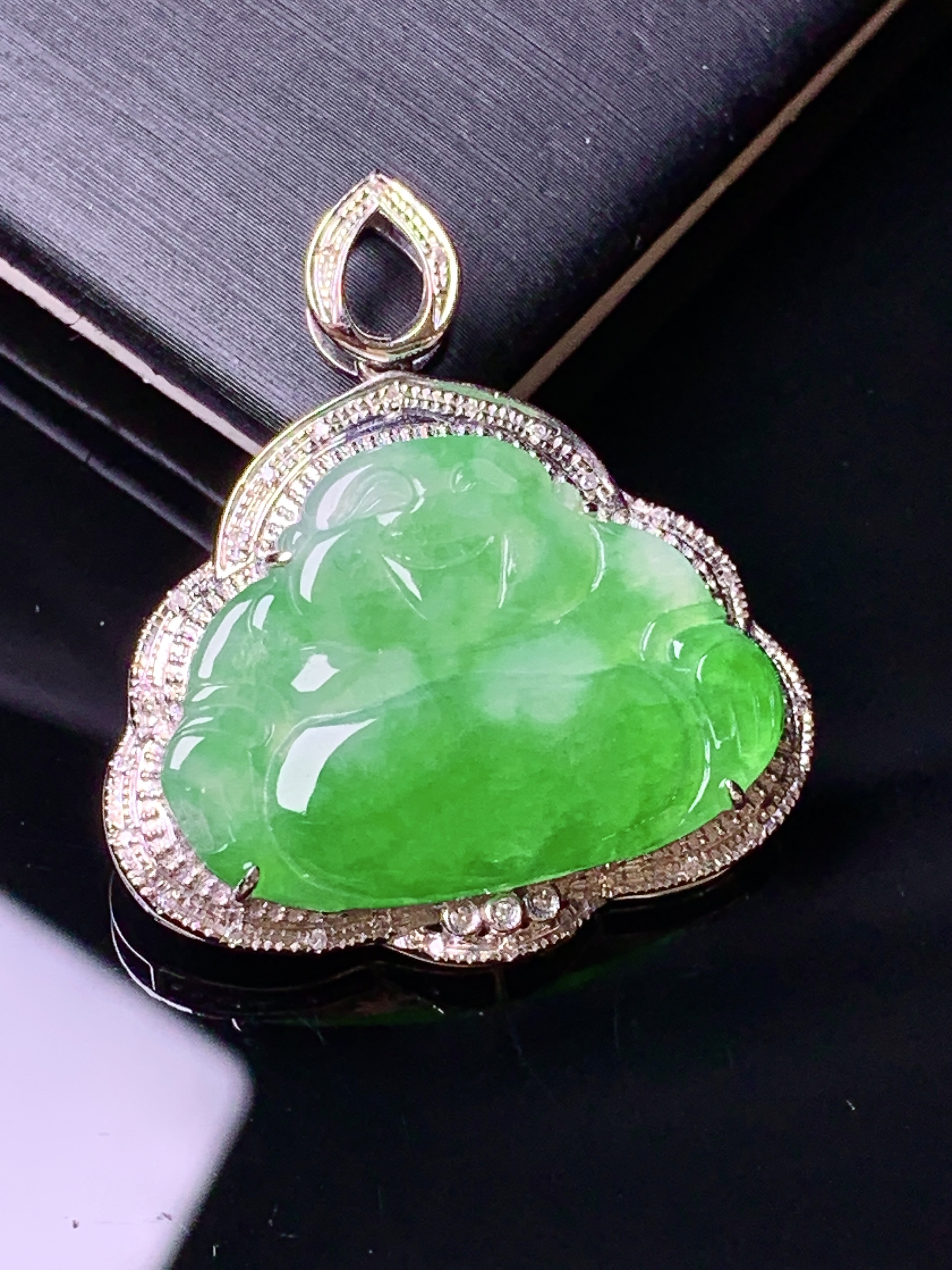 18k金钻镶嵌翠绿佛公吊坠 玉质细腻 色泽艳丽清新 水润亮眼 整体尺寸31*27.3*5.2zy