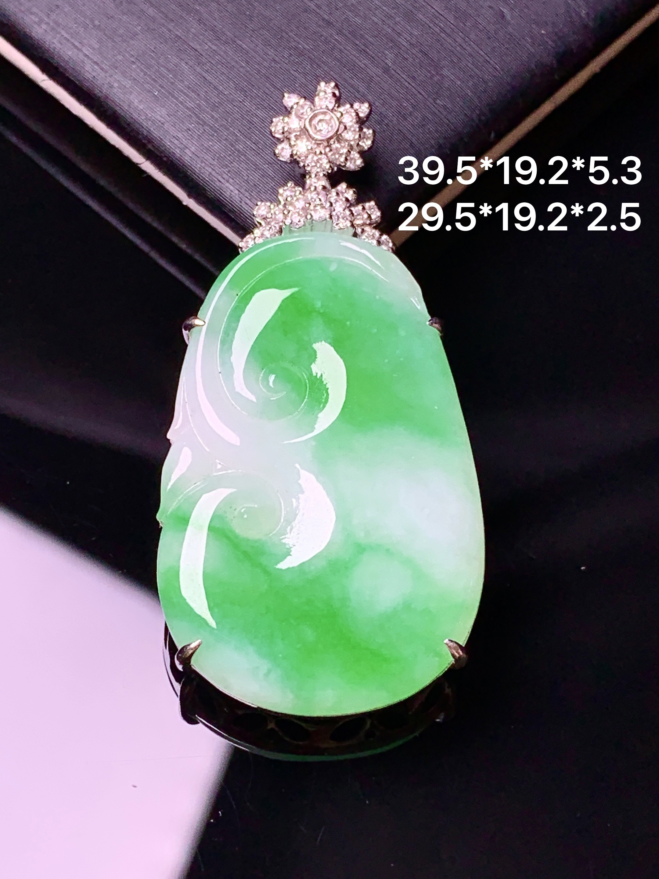 18k金钻镶嵌飘绿如意吊坠 玉质细腻 色泽艳丽清新 水润亮眼 整体尺寸39.5*19.2*5.3zy