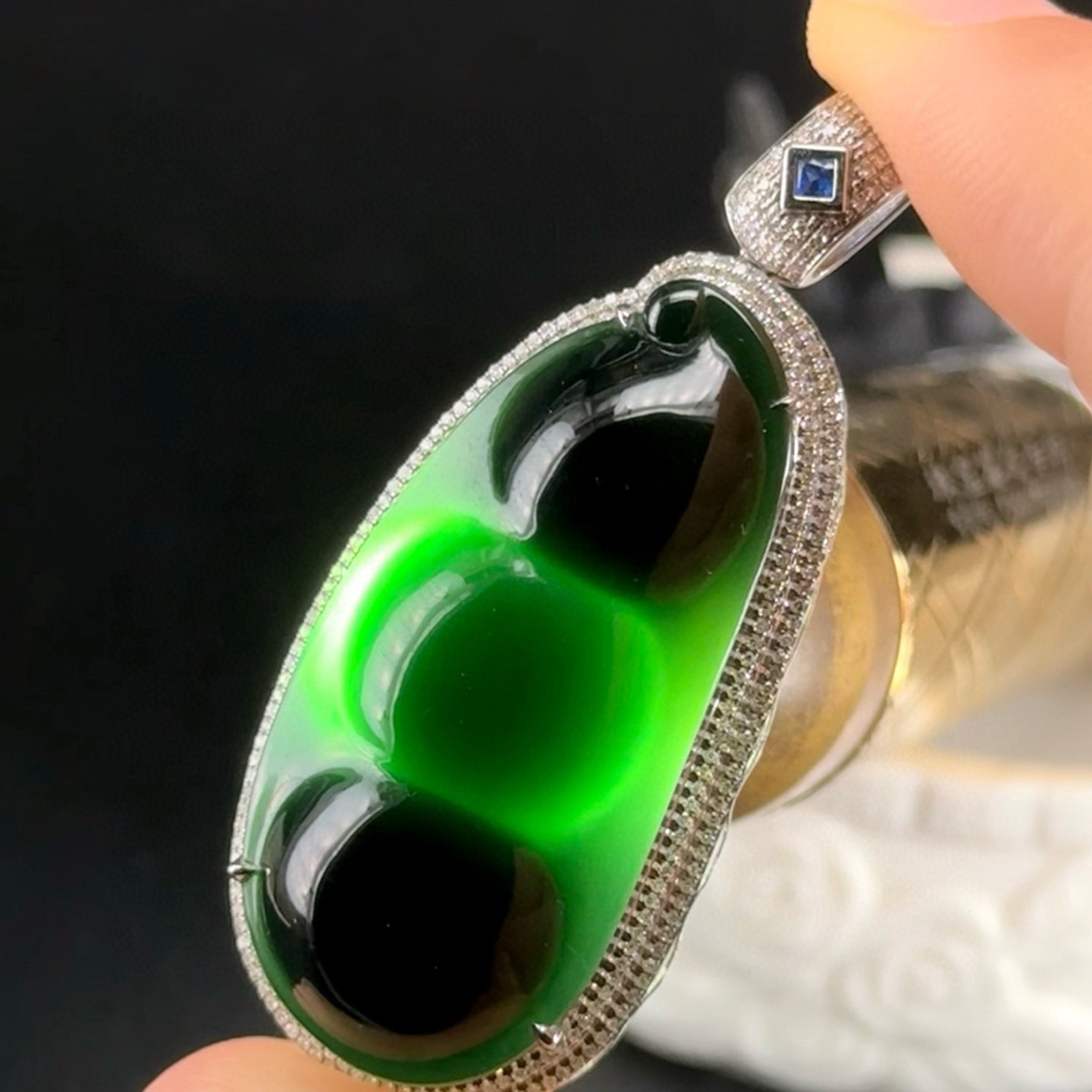 精品18k墨翠福豆 种好色正 黑度极好 打灯通透 油性十足 尺寸51.7