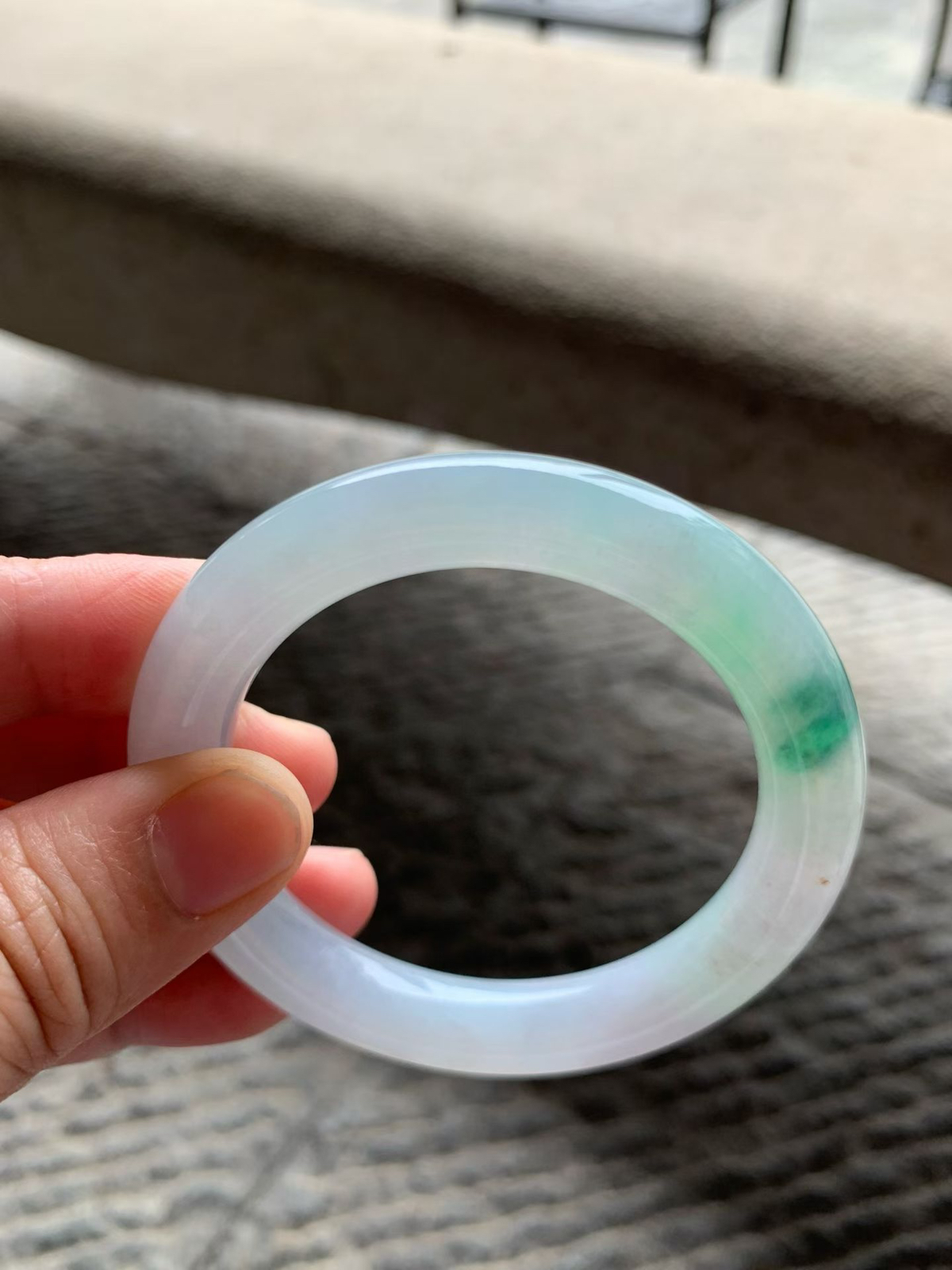 春彩圆条手镯尺寸51.5*10*10 糯化底子细腻如凝脂，淡紫底晕染着一抹鲜活绿花，像春日里的薄雾与新芽，上手温润，古典韵味拉满！