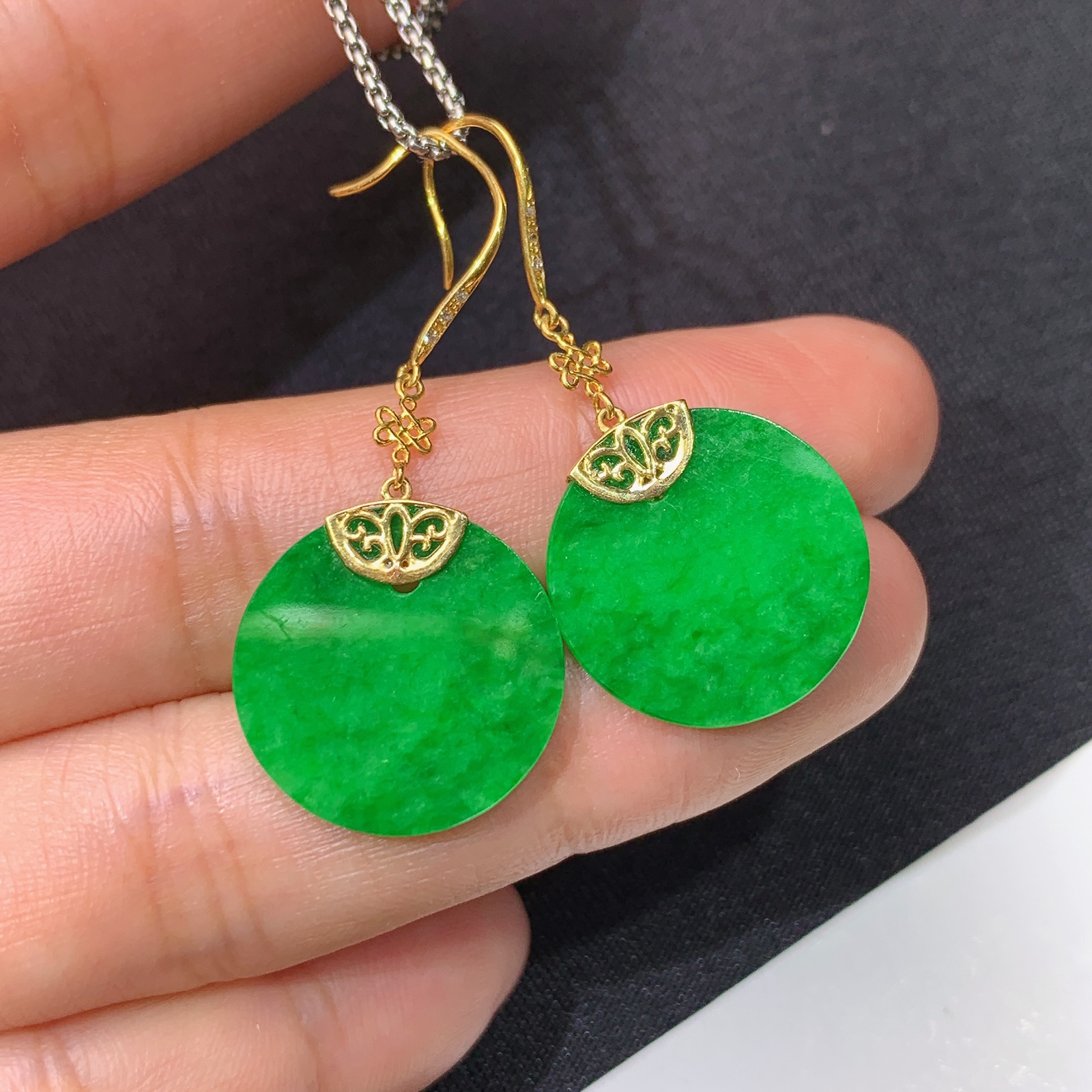 阳绿圆牌耳坠，18k金镶嵌，简约时尚，冰润色阳，种水足，Xyg 尺寸16.8*1.2