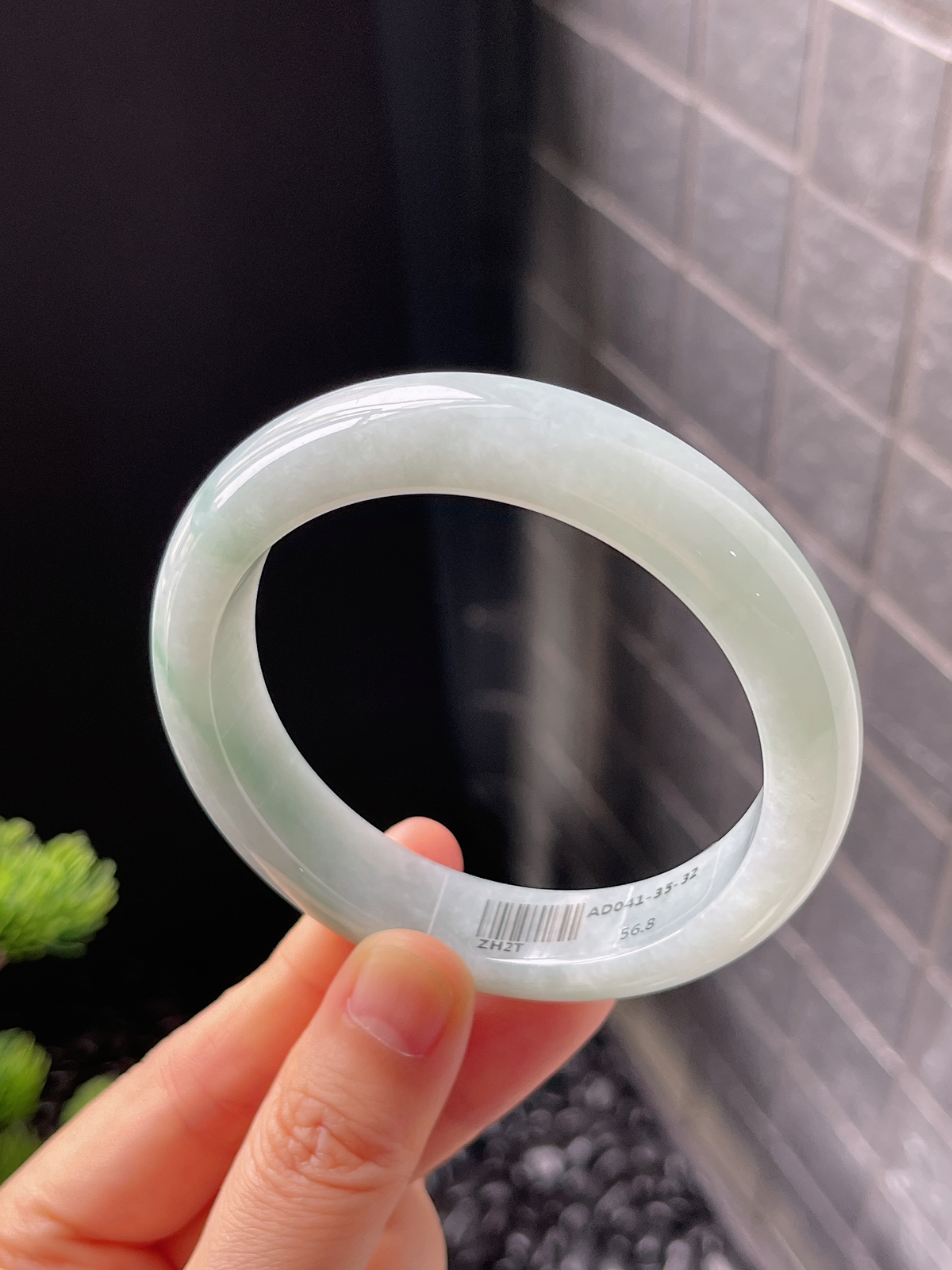 正圈56.8圈口，翡翠糯化种飘绿手镯