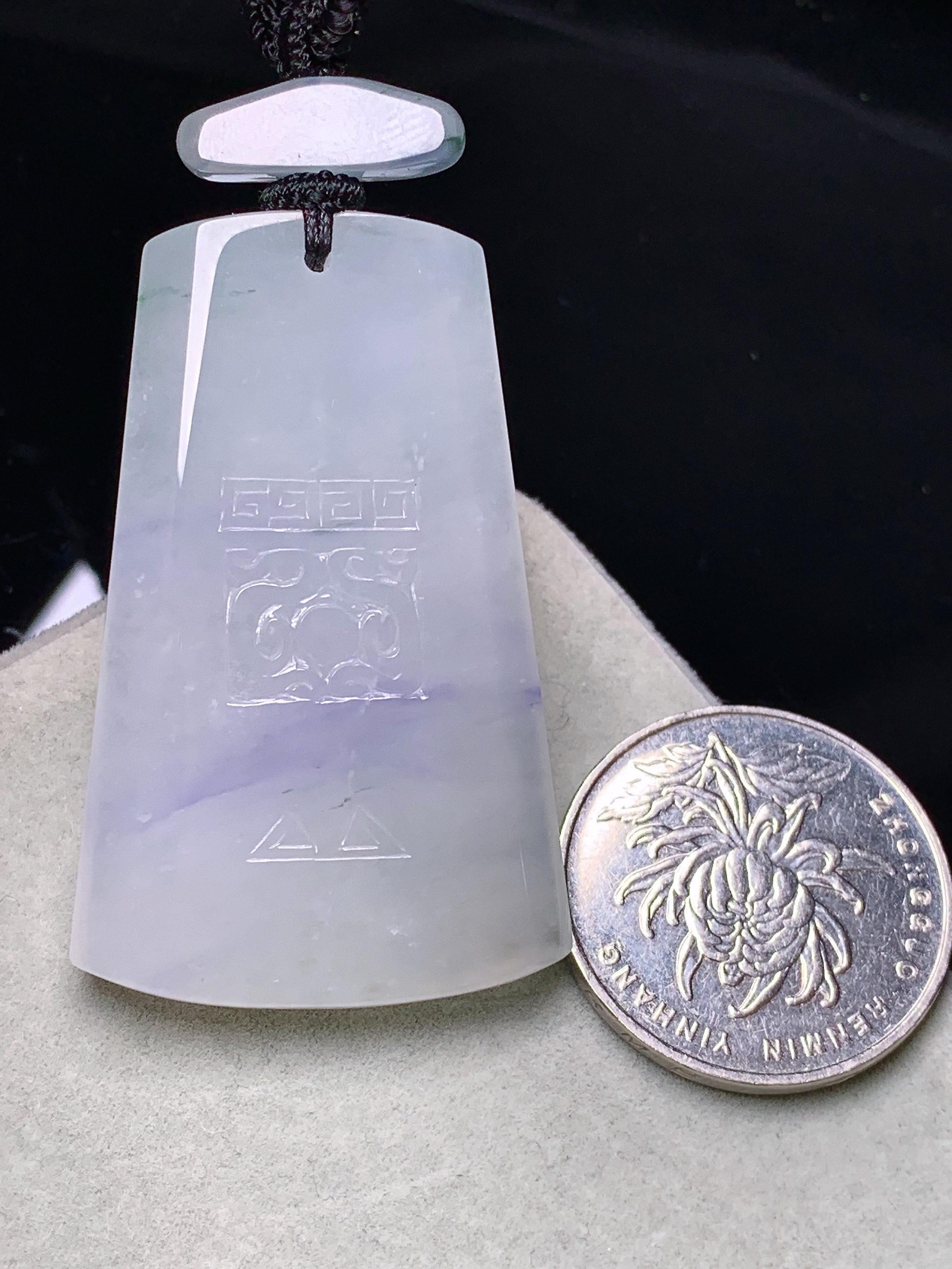 飘紫无事牌吊坠 玉质细腻 色泽艳丽清新 水润亮眼 整体尺寸47*29.5*5.6L1