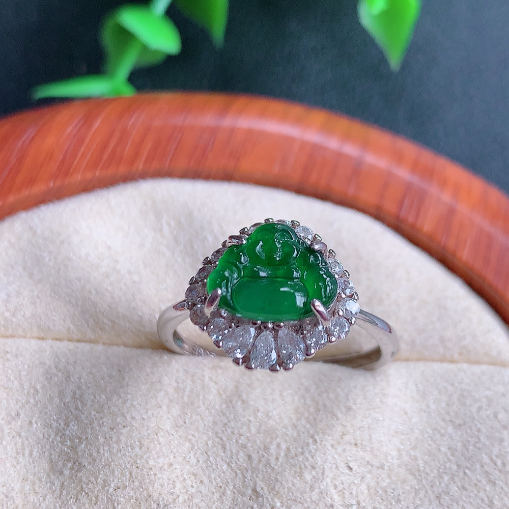 冰润满绿精美佛公翡翠戒指  玉质细腻  冰清玉润  飘花灵动  颜色漂亮  W481.21   内径尺寸：19-13-7.3mm  裸石尺寸：8-10mm