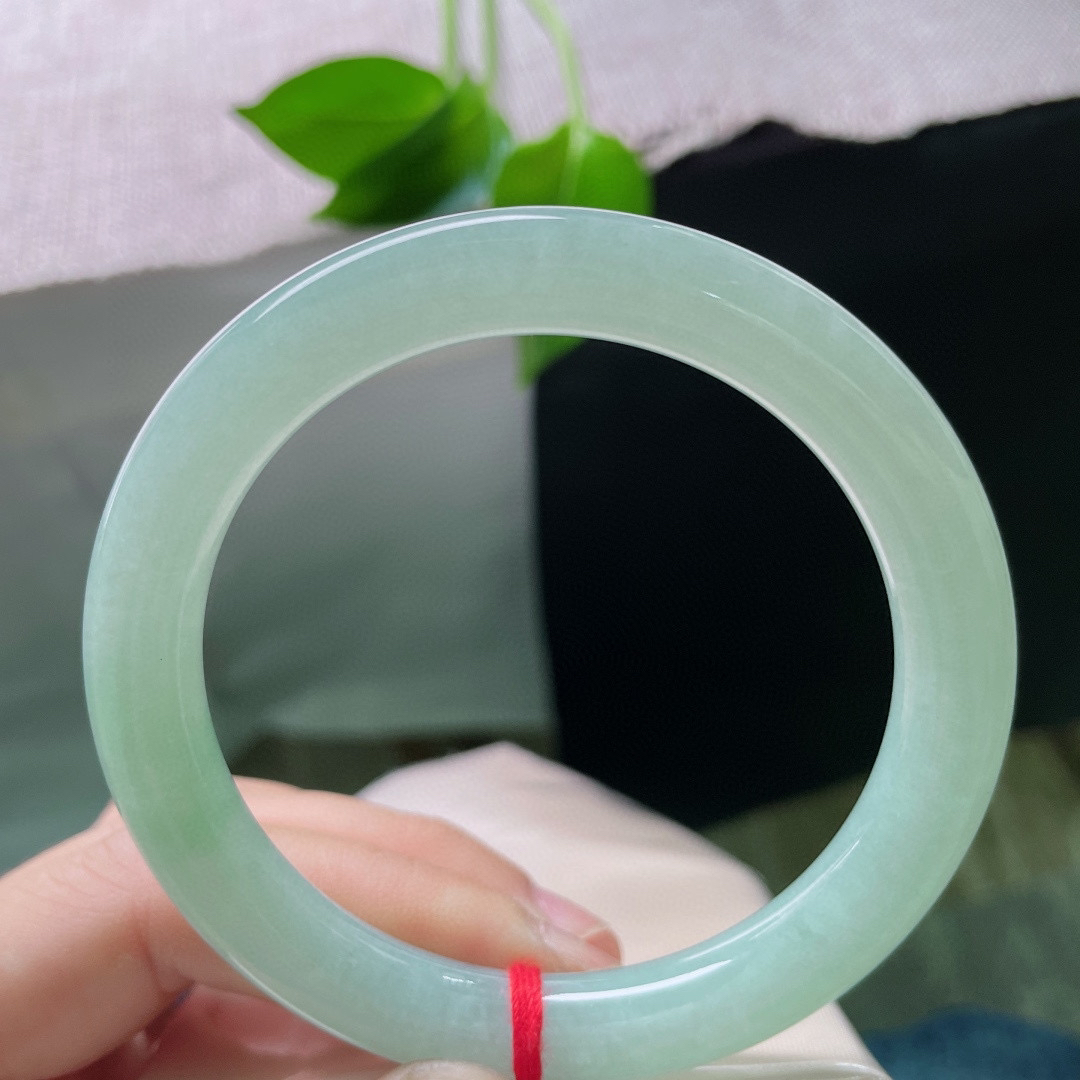 58.8/9.4，果绿底圆条，凝萃的永恒，举手投足间尽显优雅端庄的气质，无暇