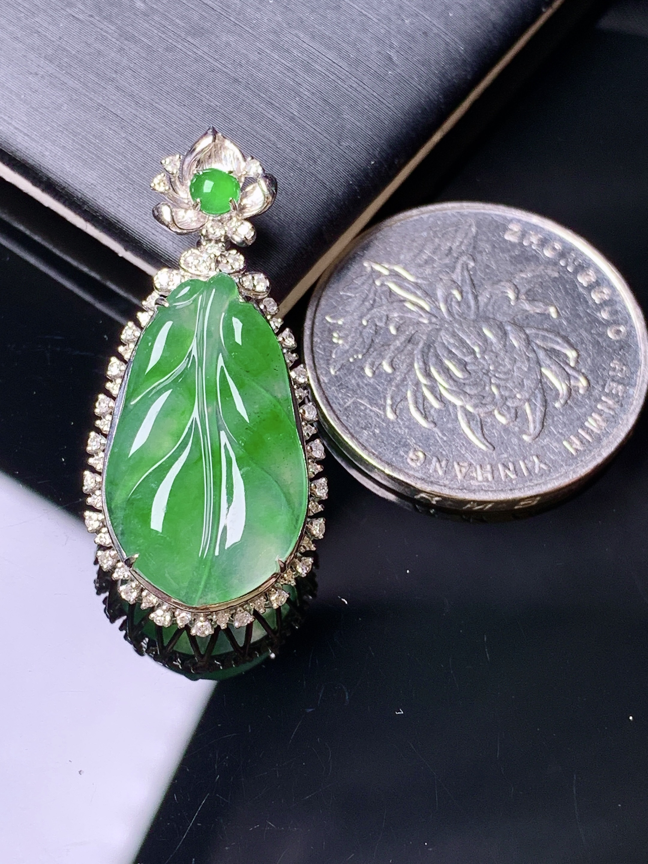 18k金钻镶嵌翠绿树叶吊坠 玉质细腻 色泽艳丽清新 水润亮眼 整体尺寸34*16*8.5y4