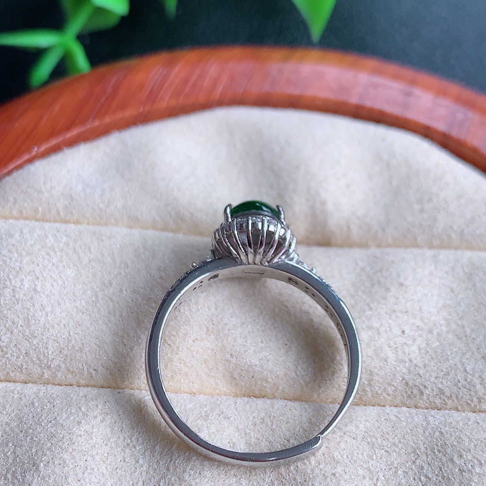 冰润满绿精美环形翡翠戒指  玉质细腻  冰清玉润  飘花灵动  颜色漂亮  W481.21   内径尺寸：17.5-9.6-7mm  裸石尺寸：7.7-5.8mm