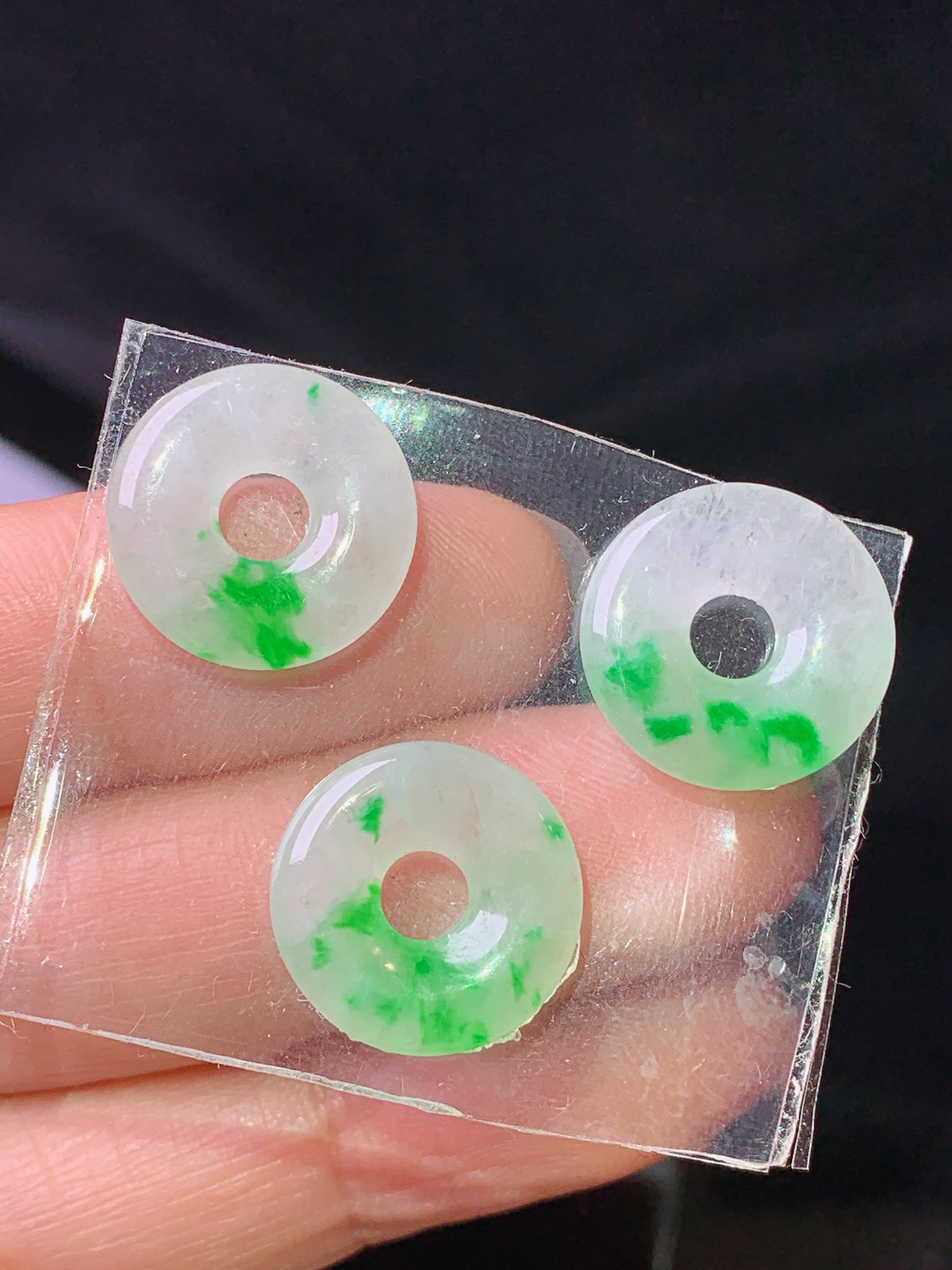 小裙裙 飘绿平安扣一手 玉质细腻 色泽艳丽清新 水润亮眼 整体尺寸14.3*3j3