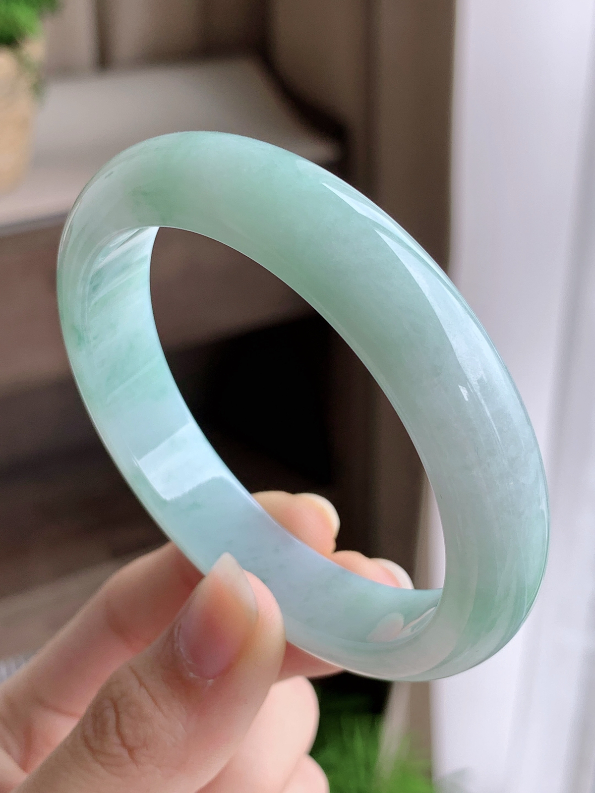 【手镯】正圈 圈口 55 56
【尺寸】55.7-11.9-7.6
【说明】冰飘花 烟雨晴水 种老细腻 缅甸A货翡翠 完美