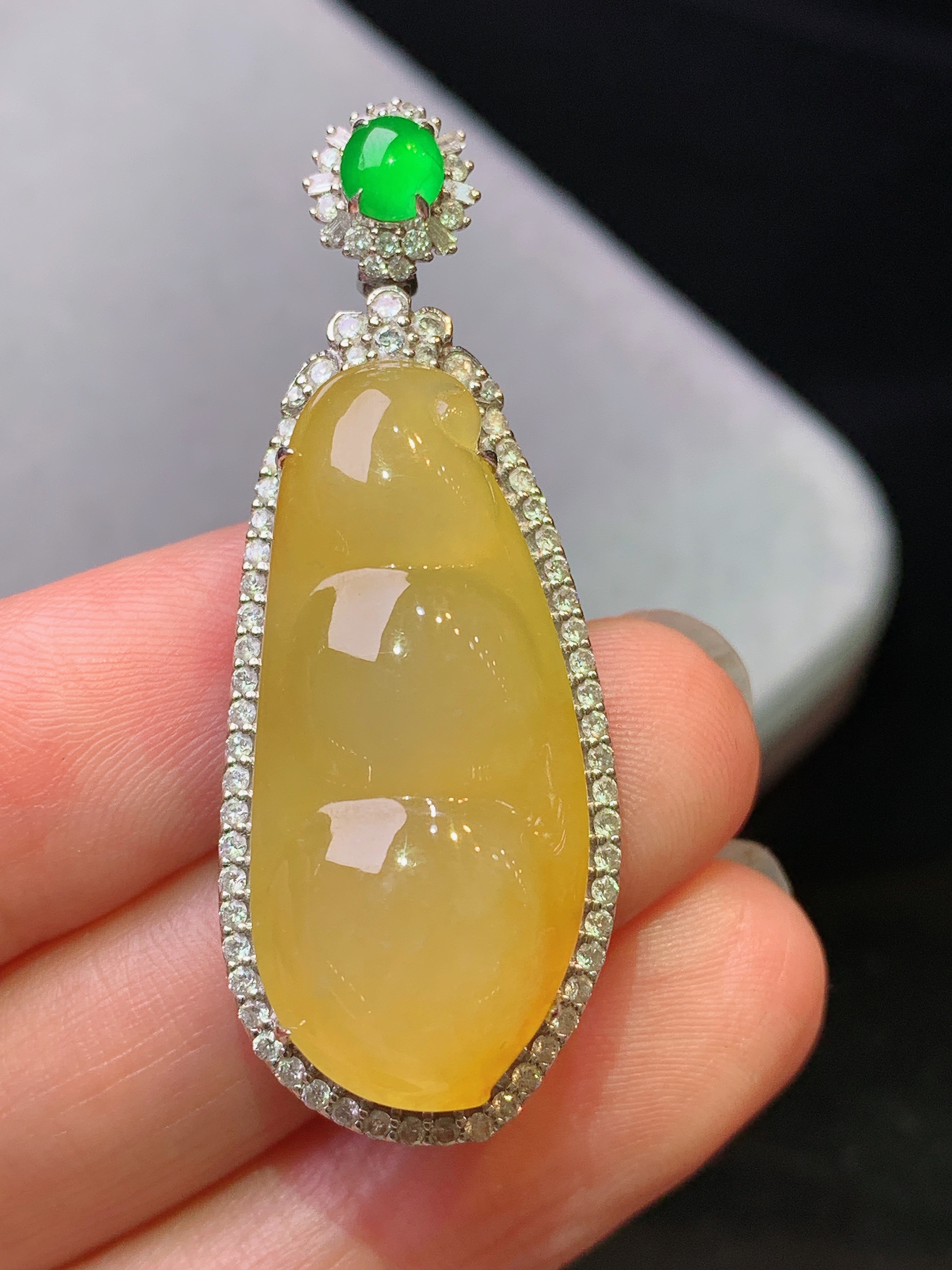 18k金钻镶嵌黄翡四季豆吊坠 玉质细腻 色泽艳丽清新 水润亮眼 整体尺寸44.2*17*10.5b1