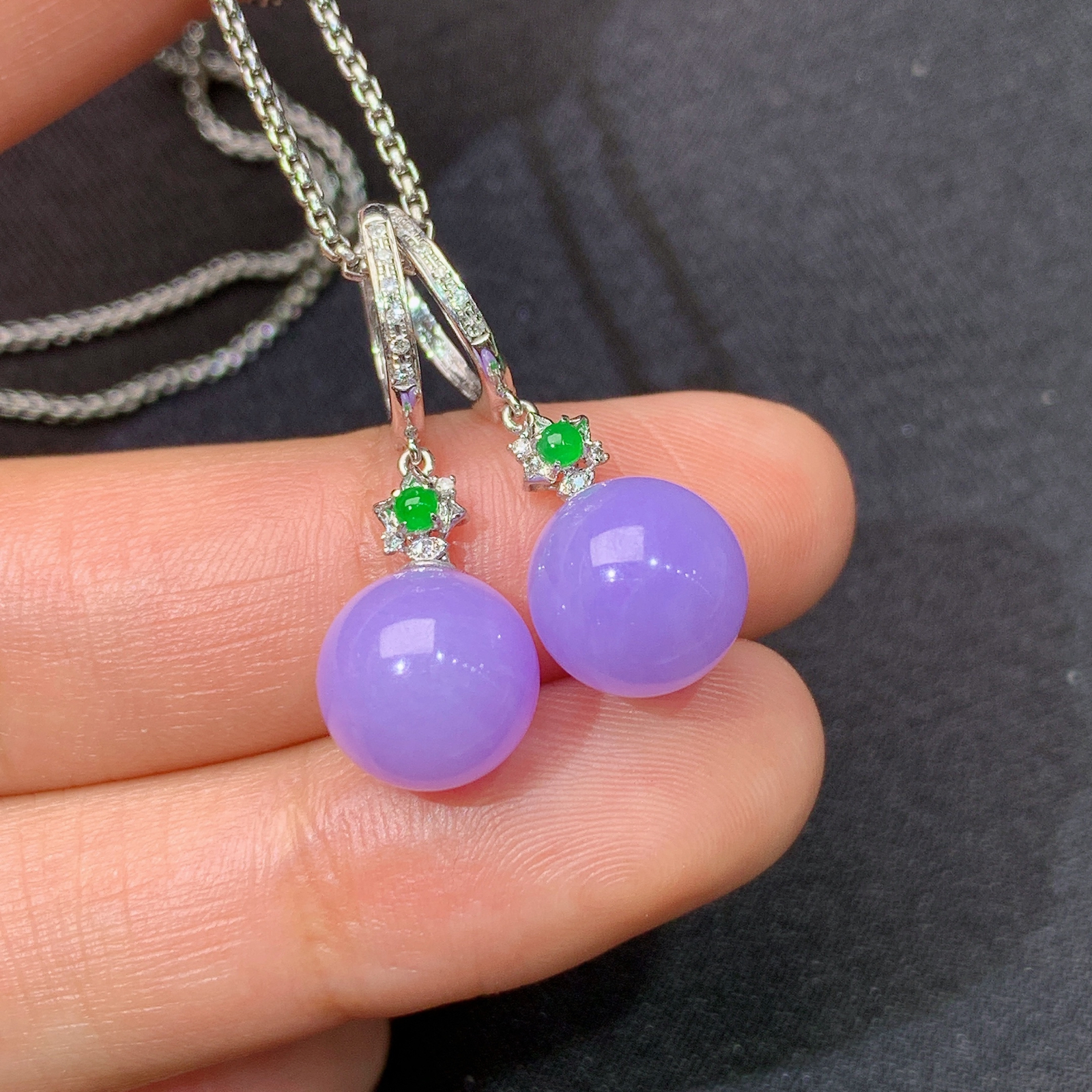 冰紫罗兰圆珠耳坠，18k金镶嵌，温润细腻，颜色鲜艳，Xyg 直径9.3