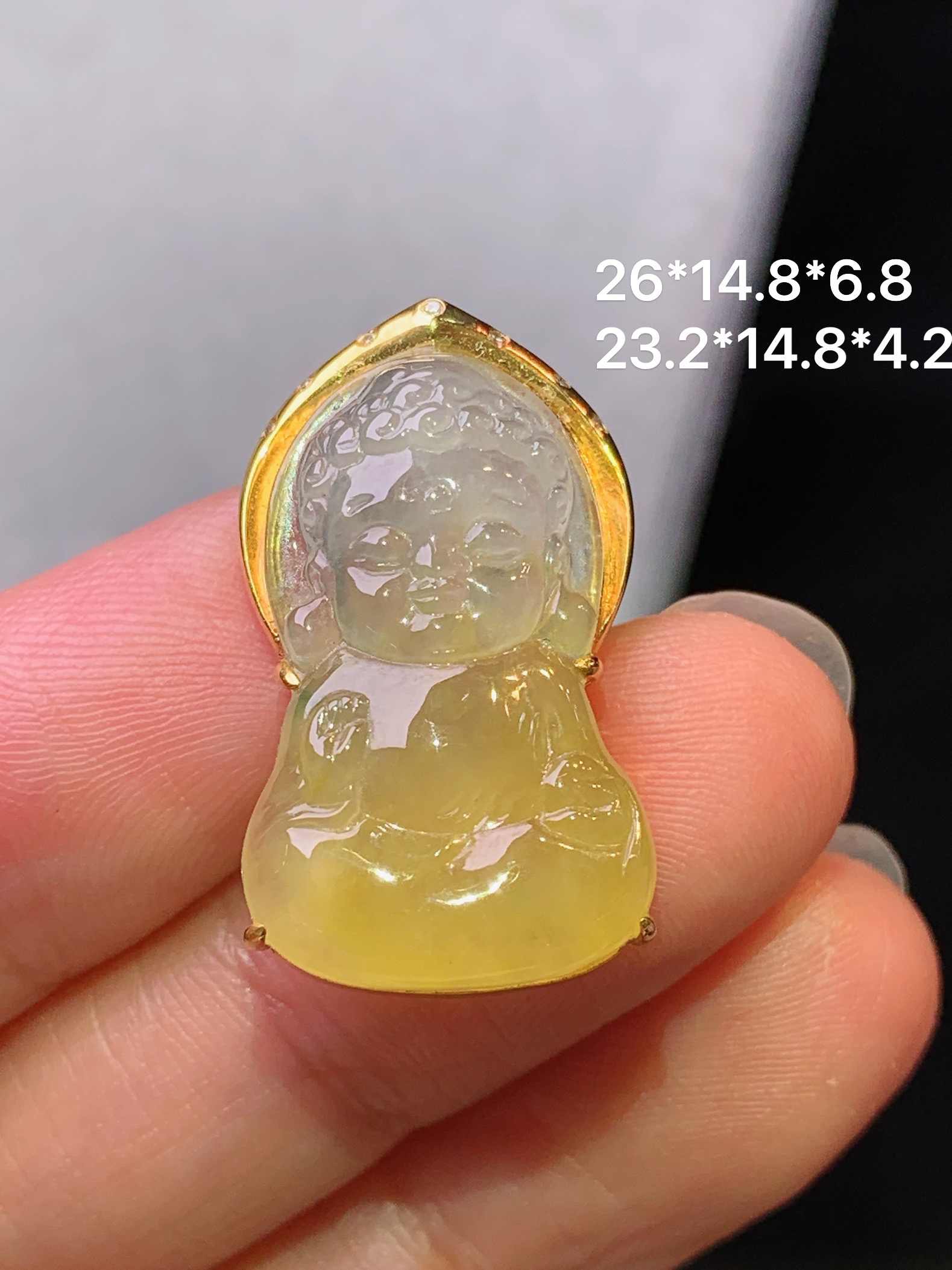 18k金钻镶嵌黄翡宝宝佛公吊坠 玉质细腻 色泽艳丽清新 水润亮眼 整体尺寸26*14.8*6.8m1