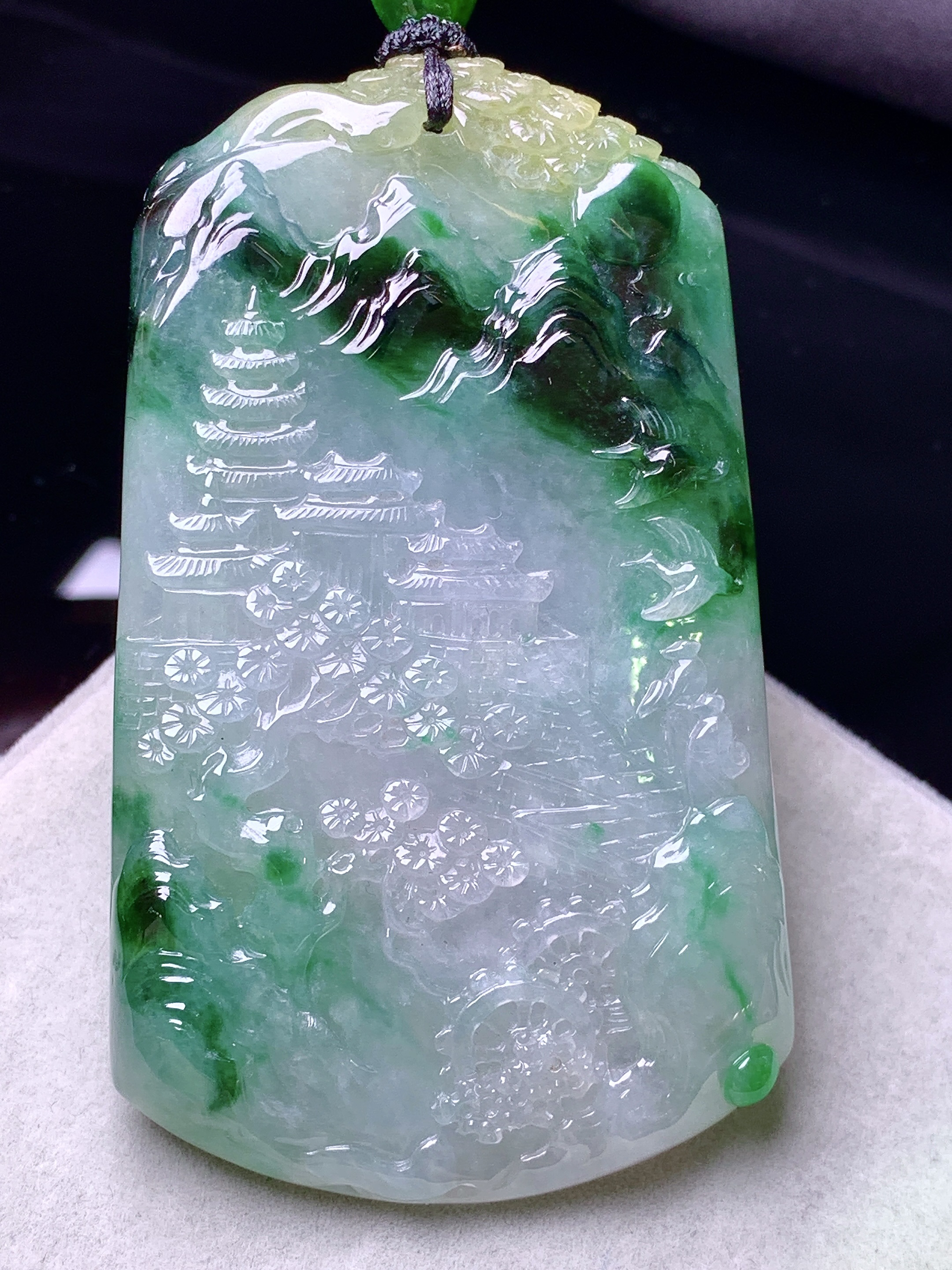 飘绿山水牌子吊坠 玉质细腻 色泽艳丽清新 水润亮眼 整体尺寸68.8*41.3*7.2L1