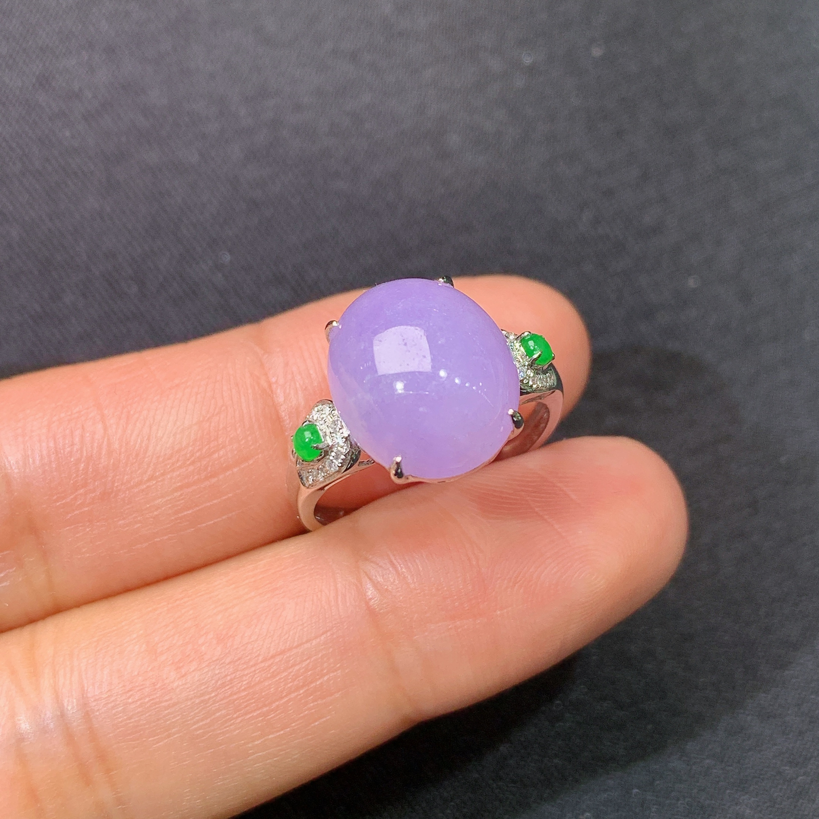 冰紫罗兰蛋面戒指，18k金镶嵌，温润细腻，颜色鲜艳，Xyg 尺寸12.4*10.4*5.2