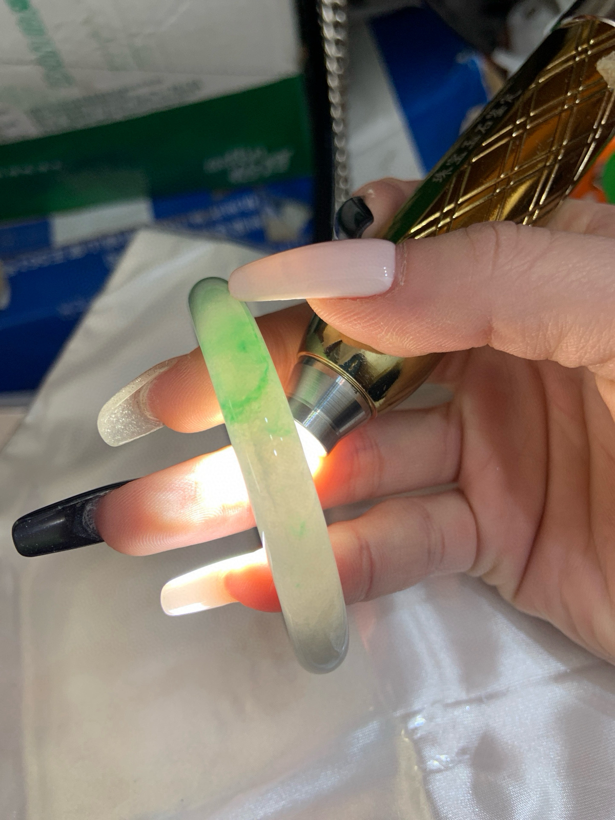 飘绿圆条
52.8-9.1-9.4
底妆细腻，飘绿花清爽秀气