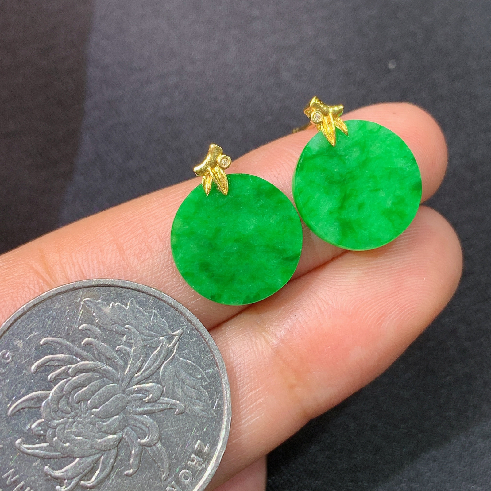 阳绿圆牌耳钉，18k金镶嵌，简约时尚，冰润色阳，种水足，Xyg 尺寸12.6*1.8