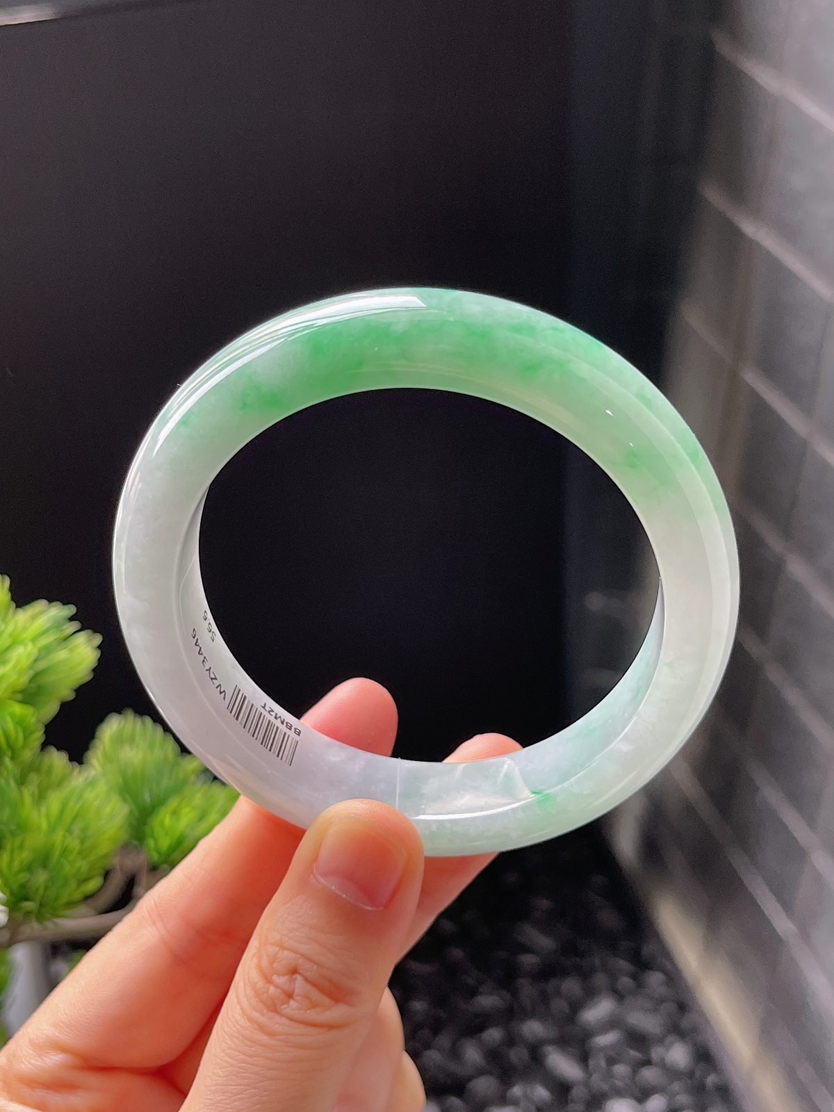 正圈56.6圈口，翡翠糯化种飘绿手镯