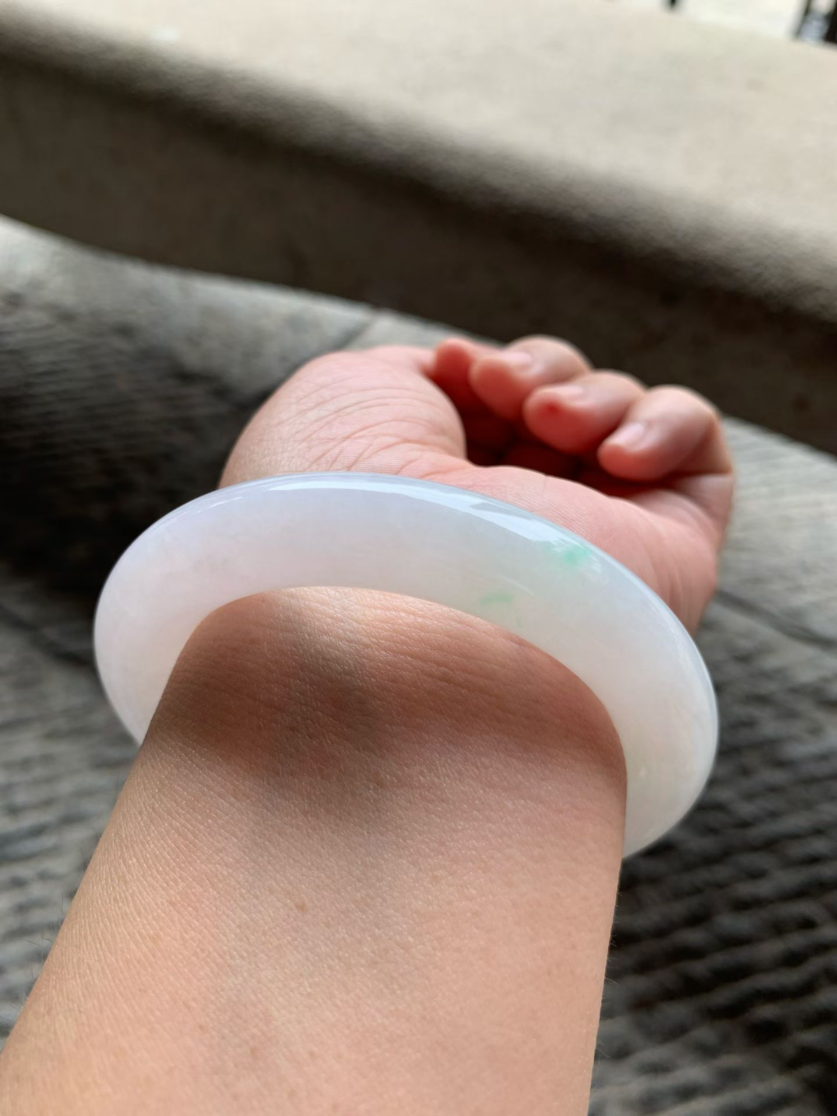 飘绿圆条手镯尺寸57*12*12 版型圆润厚实，底子白皙温润，一抹翠色正阳鲜辣，青翠耀眼！