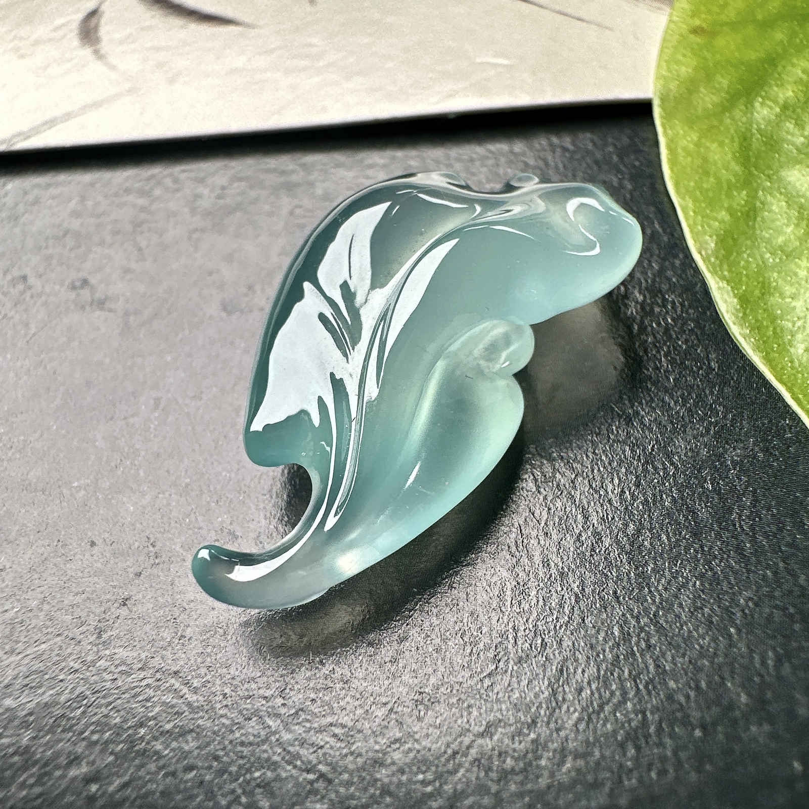 【冰种天空蓝随形裸石】随形银杏叶，质地非常细腻干净，冰润十足，种老冰透，收藏品质