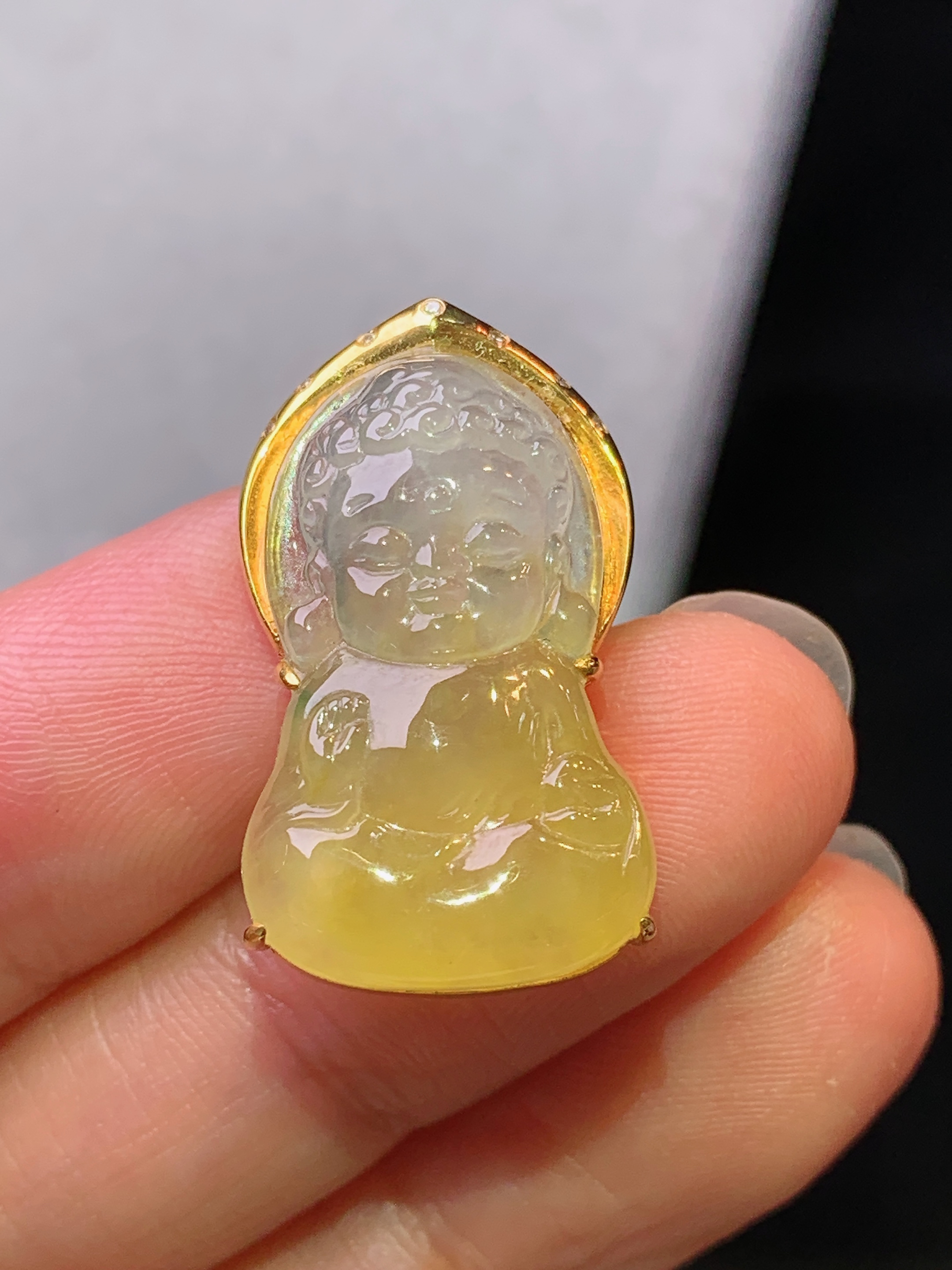 18k金钻镶嵌黄翡宝宝佛公吊坠 玉质细腻 色泽艳丽清新 水润亮眼 整体尺寸26*14.8*6.8m1