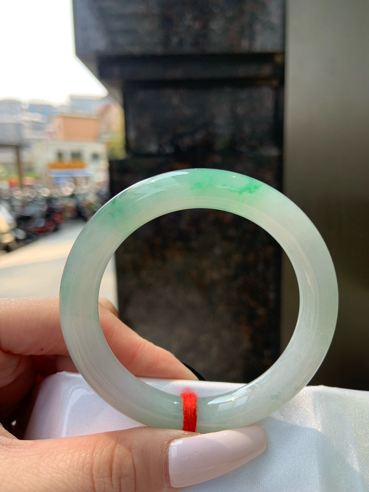 飘绿圆条
52.8-9.1-9.4
底妆细腻，飘绿花清爽秀气