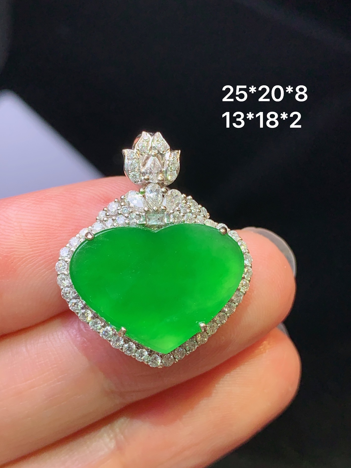 18k金钻镶嵌满绿心形吊坠 玉质细腻 色泽艳丽清新 水润亮眼 整体尺寸25*20*8L3