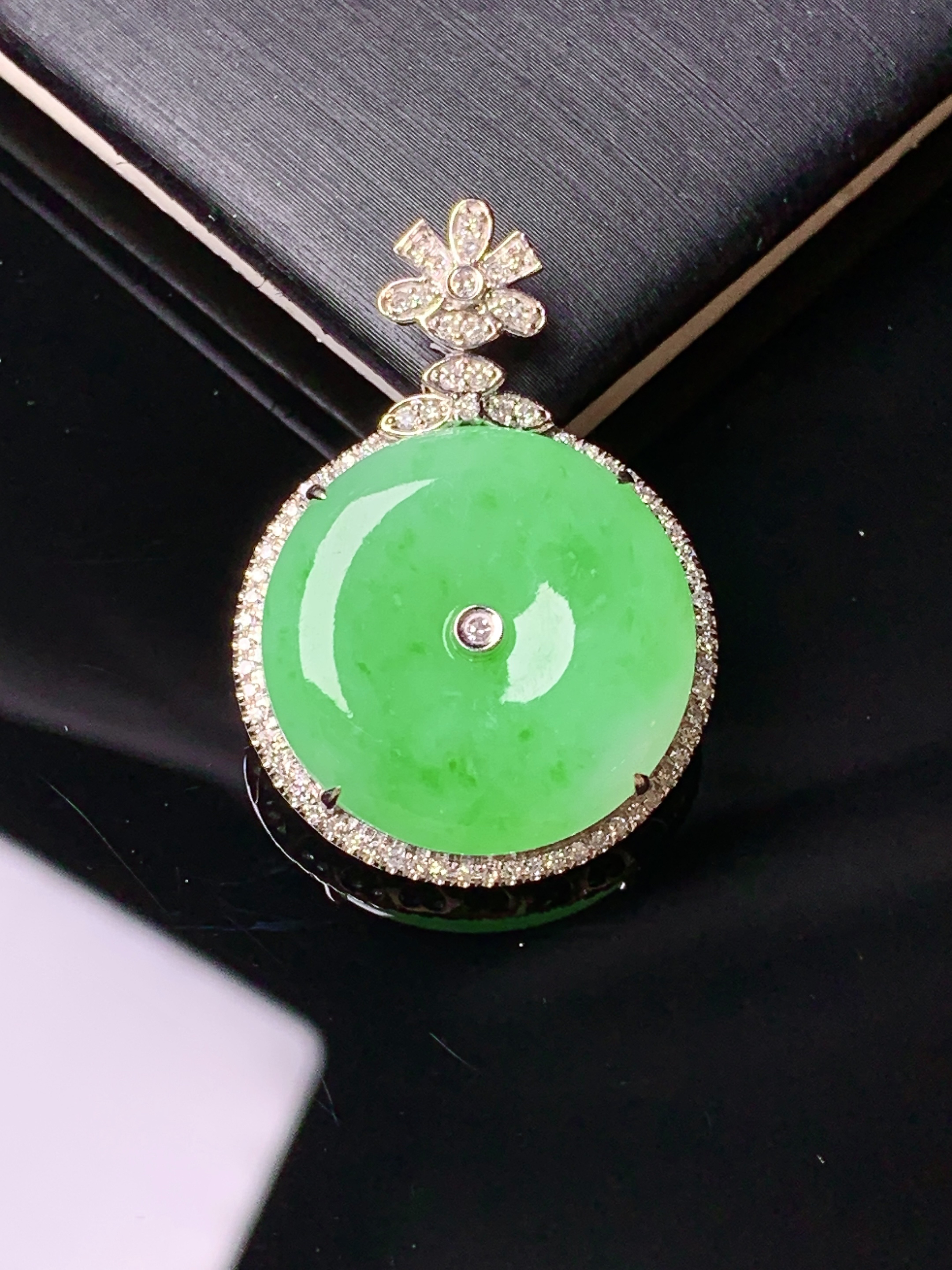 18k金钻镶嵌翠绿平安扣吊坠 玉质细腻 色泽艳丽清新 水润亮眼 整体尺寸29.6*20.6*5.6f