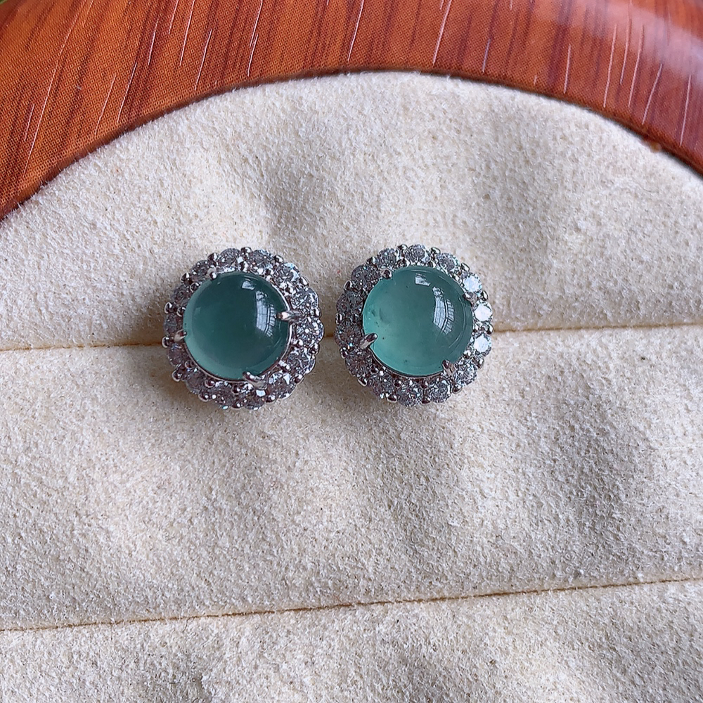 冰晴水翡翠925银镶嵌耳钉，自然光实拍，翠色灵动，颜色漂亮，种老水足，品相佳，佩戴佳品！W481.21  取一整体尺寸：7.7-10.5mm  裸石尺寸：7mm