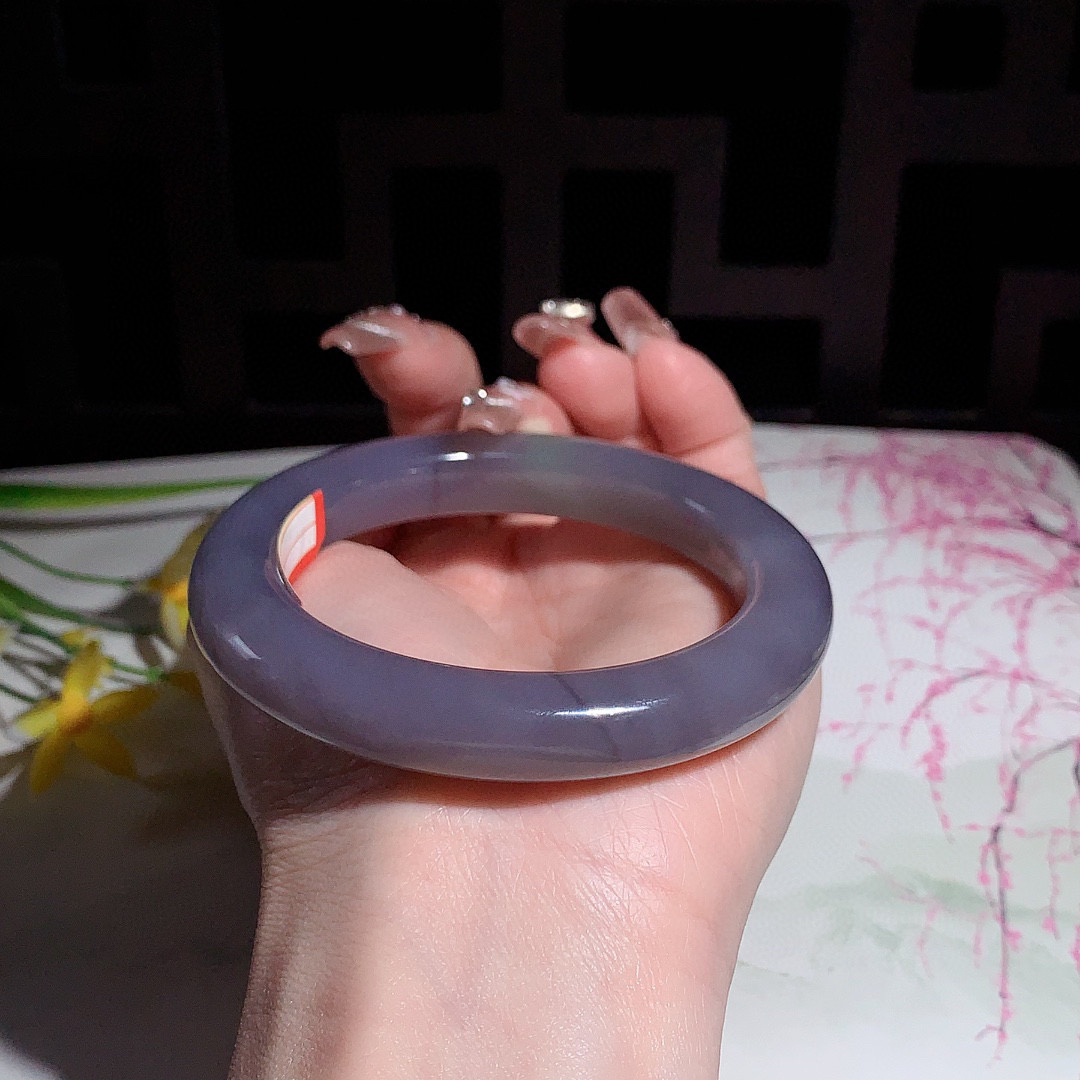 和田玉57圈口紫罗兰色漂翠手镯！翠青手镯，玉质细腻油润 底色纯净 无裂无杂 脂粉好，品质高