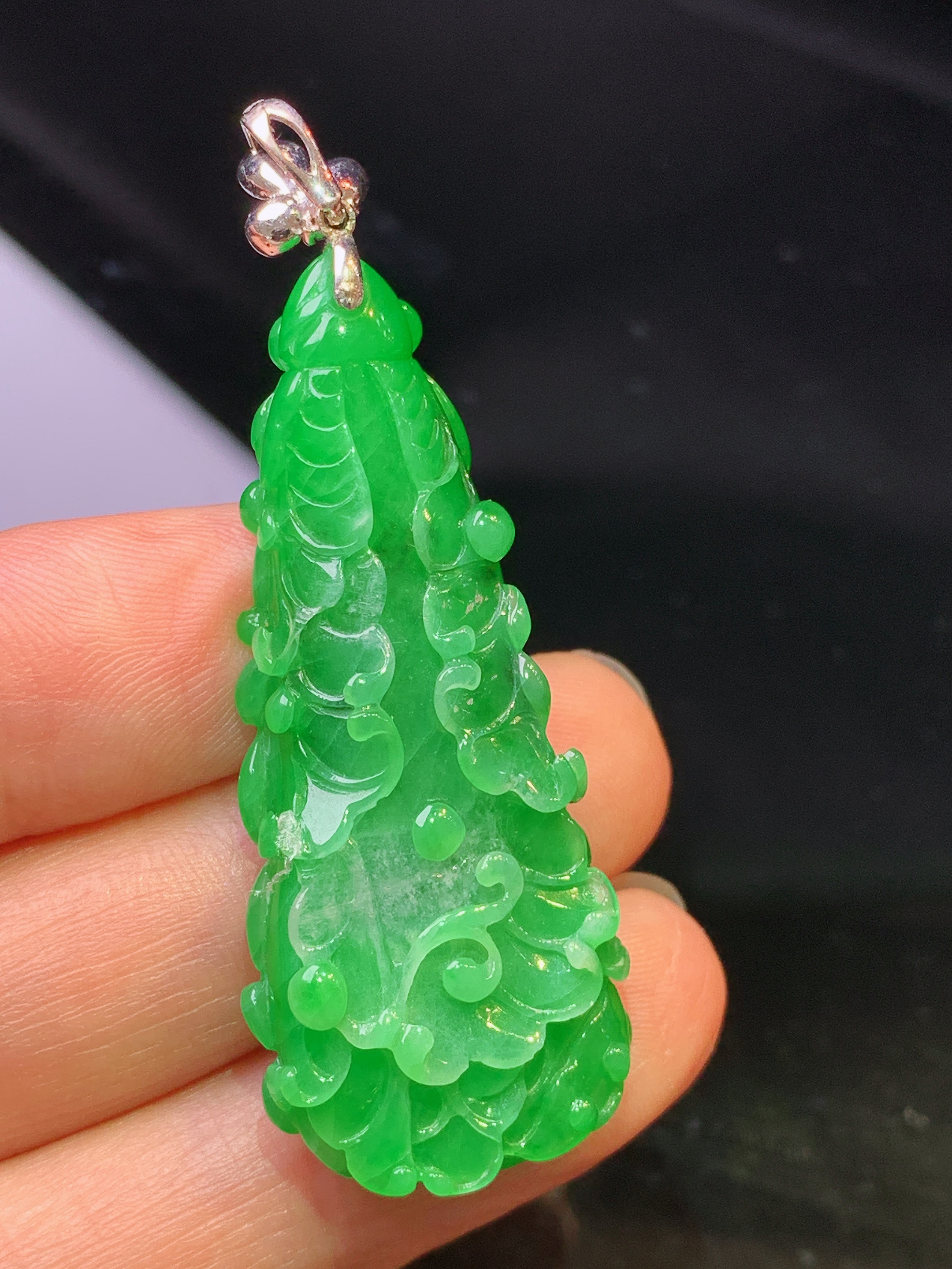 18k金镶嵌满绿白菜吊坠 玉质细腻 色泽艳丽清新 水润亮眼 整体尺寸52*19.2*7.5L1