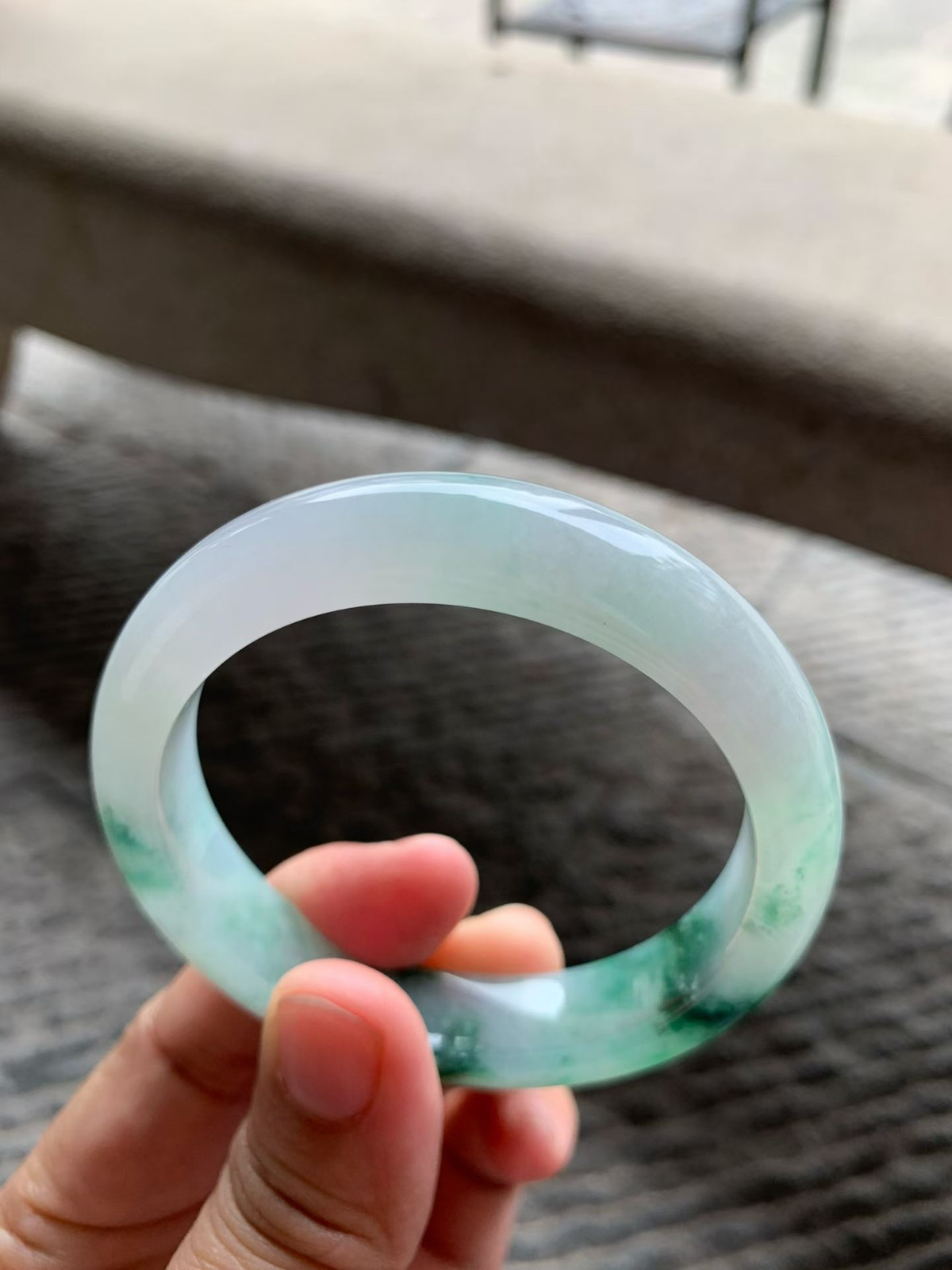 飘绿花正圈手镯尺寸55.5*13*8 种质细腻，温润柔和，底子清爽，绿花浓淡相宜，低调又显贵！