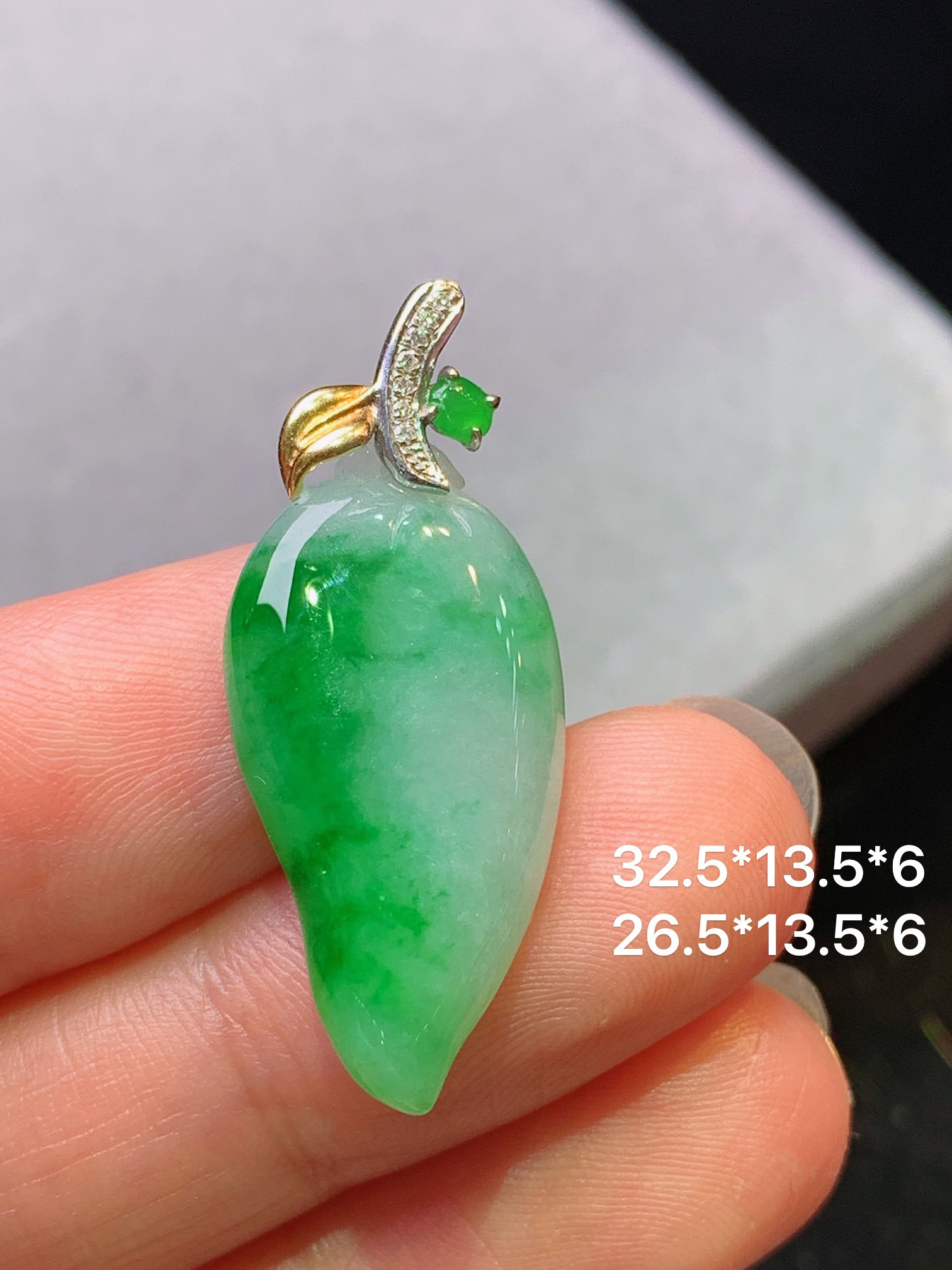 18k金钻镶嵌翠绿福瓜吊坠 玉质细腻 色泽艳丽清新 水润亮眼 整体尺寸32.5*13.5*6b1