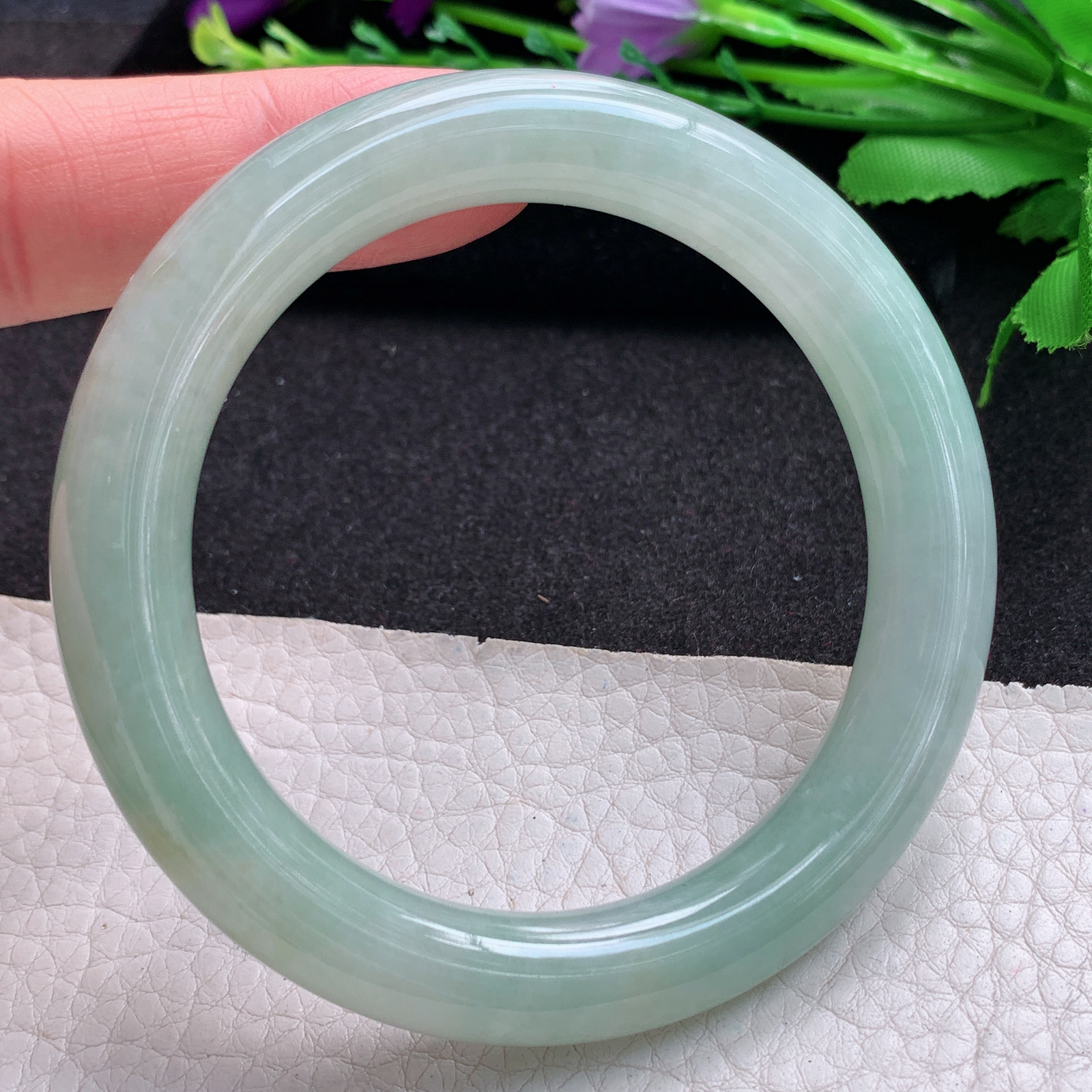 qh实拍55*10.5*10美人镯 缅甸翡翠A货玉手镯精美浅绿圆条玉手镯