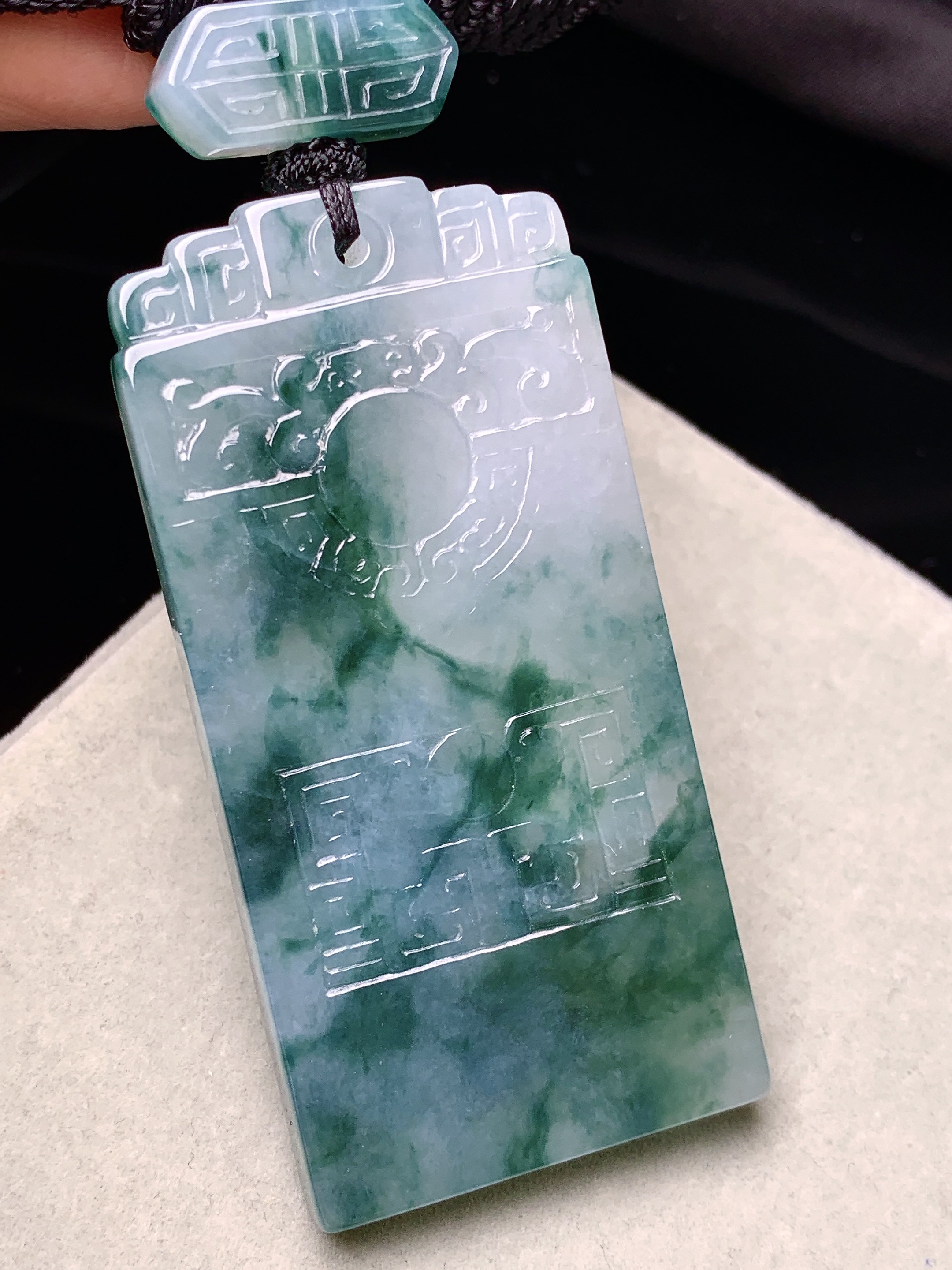 飘绿无事牌吊坠 玉质细腻 色泽艳丽清新 水润亮眼 整体尺寸61.6*30*5.8L1