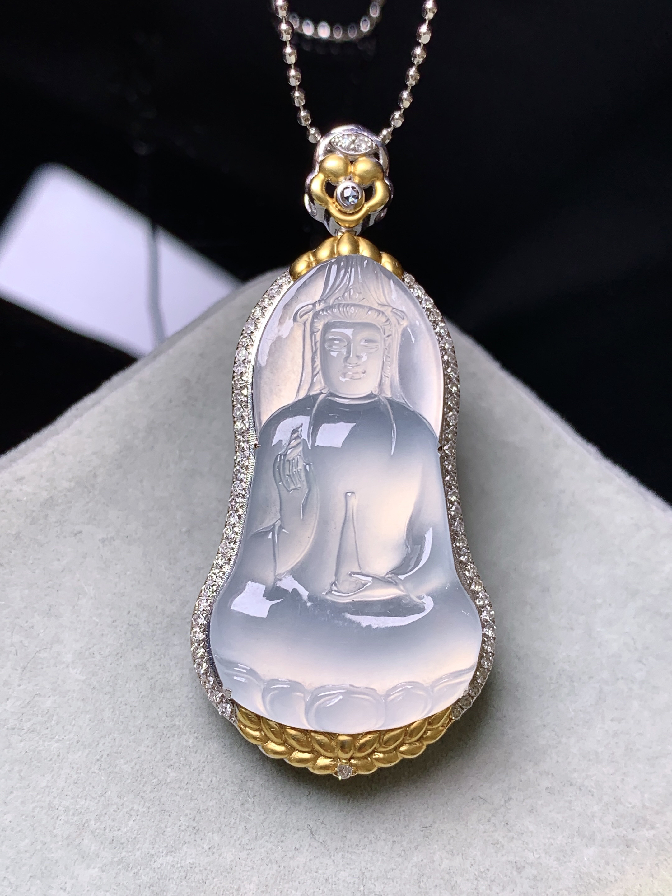 18k金钻镶嵌冰种观音菩萨吊坠 玉质细腻 色泽艳丽清新 水润亮眼 整体尺寸47.5*25.5*9y4