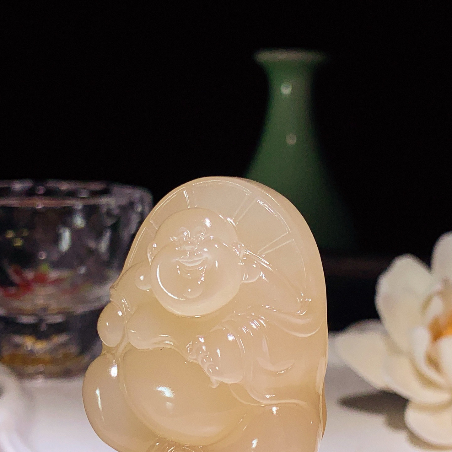 和田玉冰低起荧光藕粉佛引福来挂件。尺寸43/36/20重50克，玉质细腻油润 脂粉好，品质好！lt260323