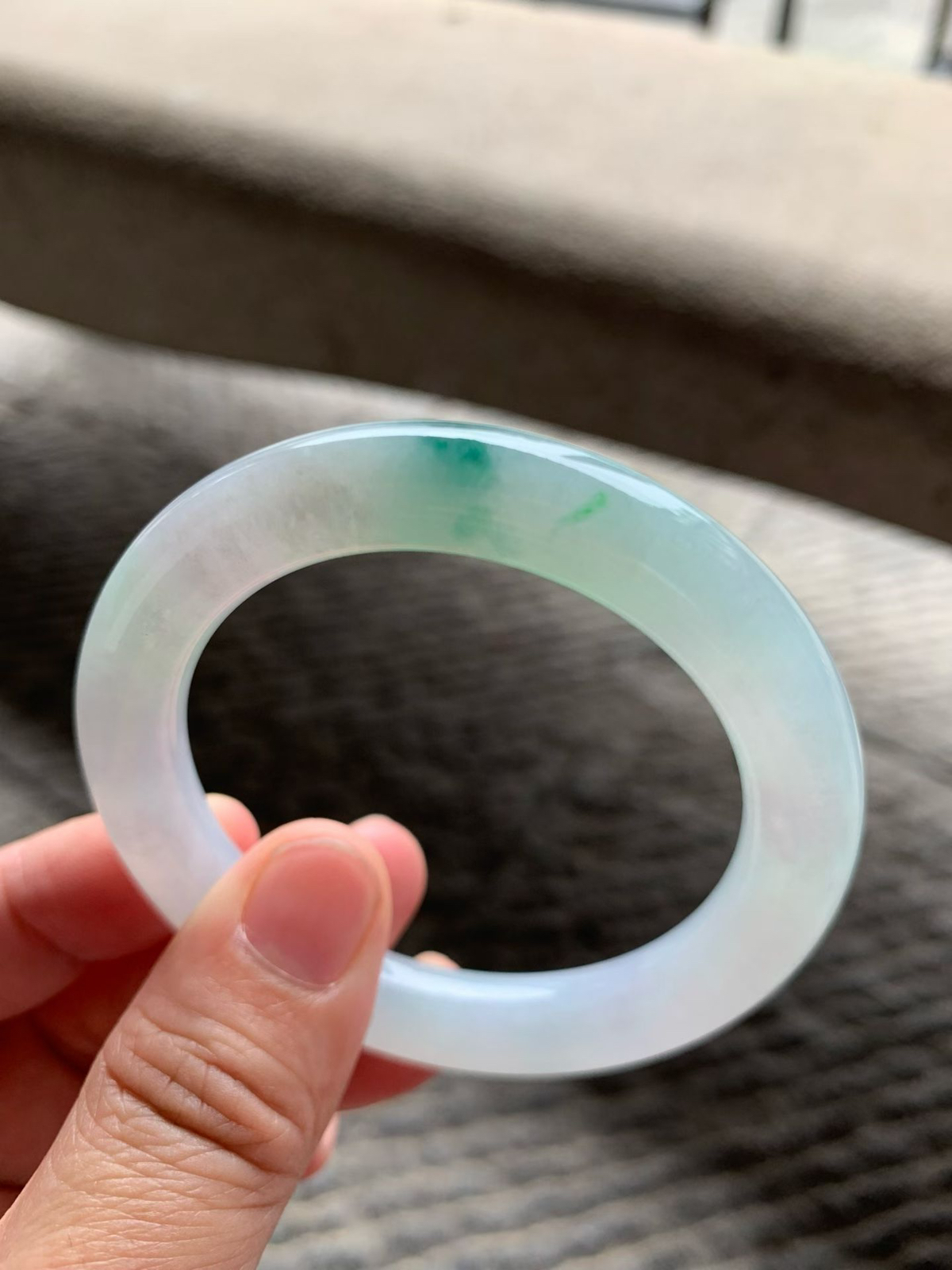 春彩圆条手镯尺寸51.5*10*10 糯化底子细腻如凝脂，淡紫底晕染着一抹鲜活绿花，像春日里的薄雾与新芽，上手温润，古典韵味拉满！