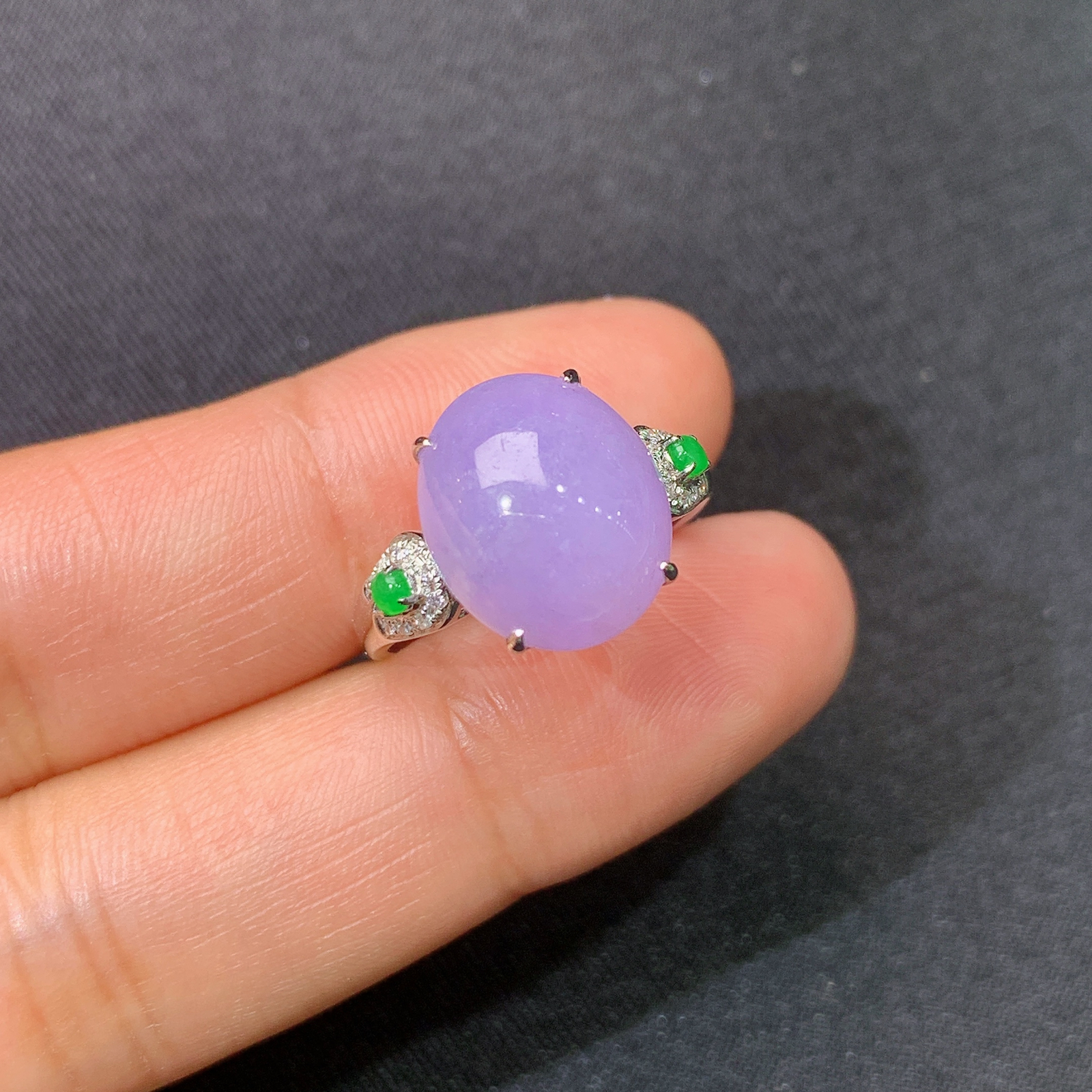 冰紫罗兰蛋面戒指，18k金镶嵌，温润细腻，颜色鲜艳，Xyg 尺寸12.4*10.4*5.2