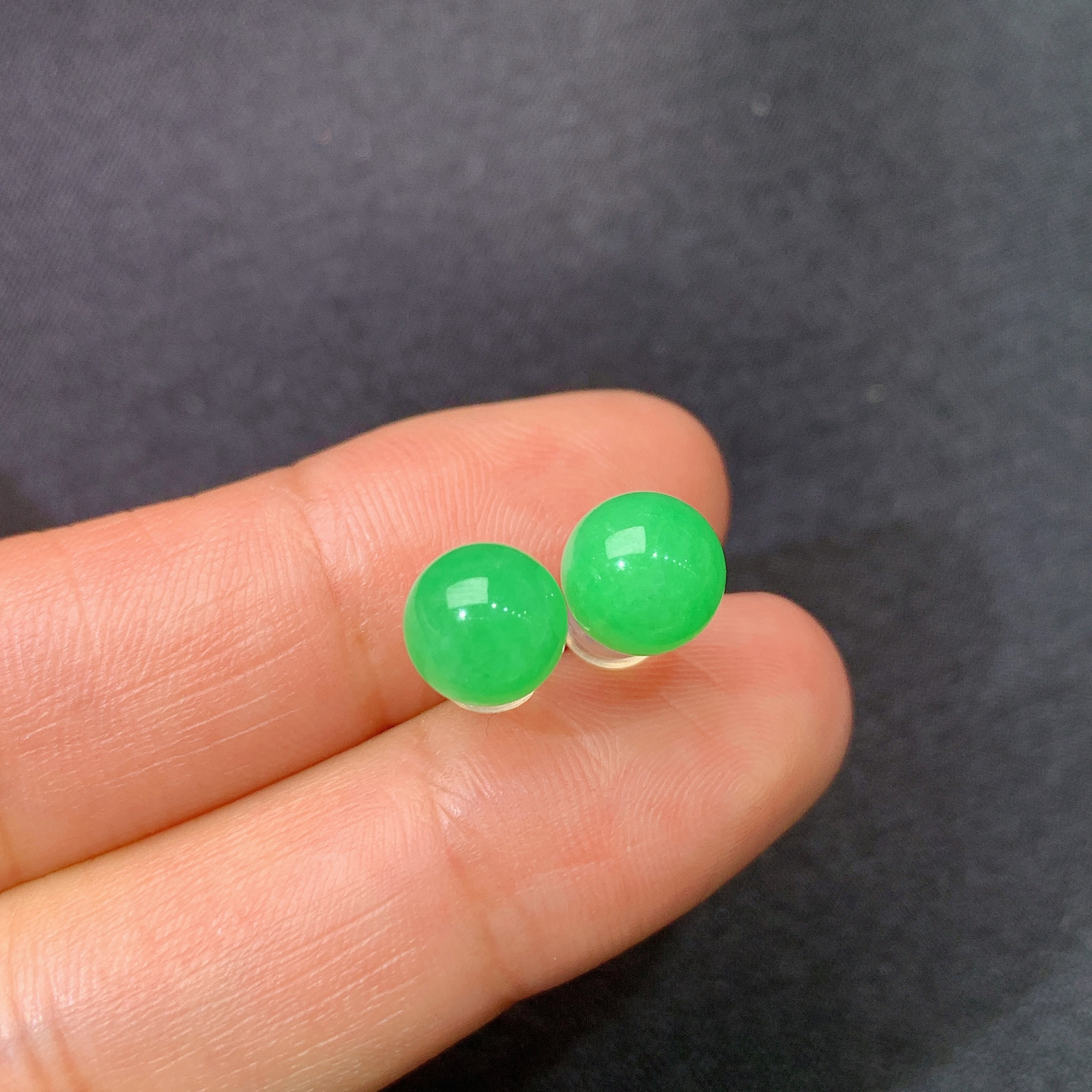 翠绿圆珠耳钉，18k金镶嵌，简约时尚，冰润色阳，种水足，Xyg 直径7.1