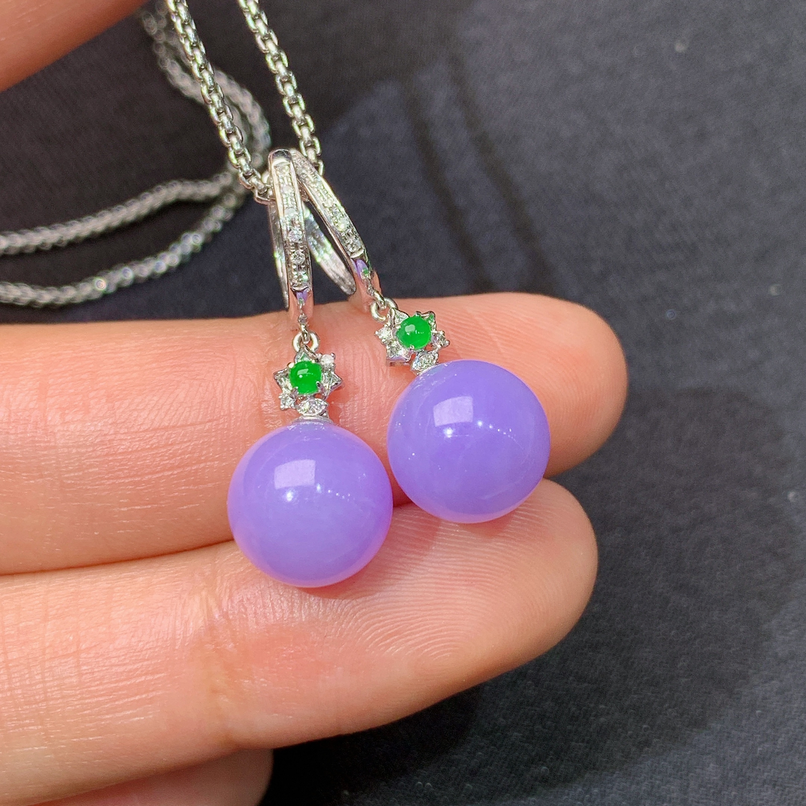 冰紫罗兰圆珠耳坠，18k金镶嵌，温润细腻，颜色鲜艳，Xyg 直径9.3